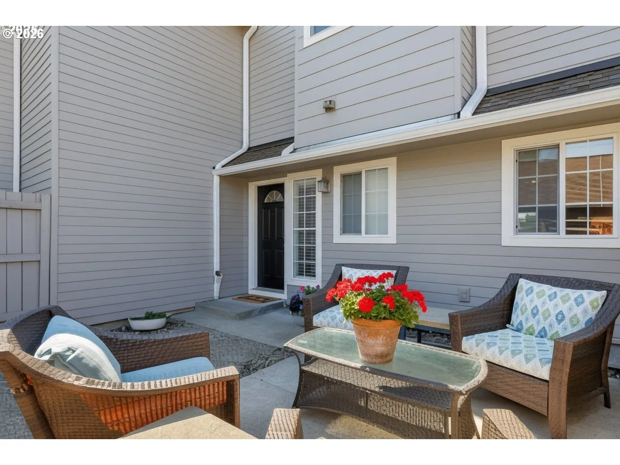 Front Yard-Fenced