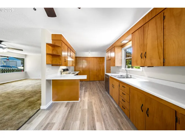 Kitchen-Breakfast Bar