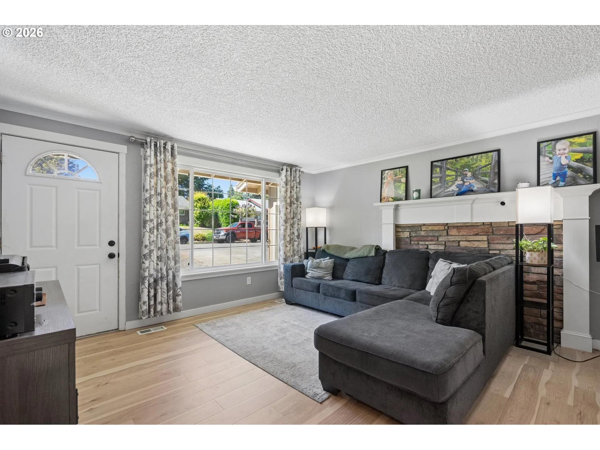 Living Room/Entrance