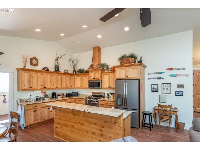 Kitchen-Breakfast Bar