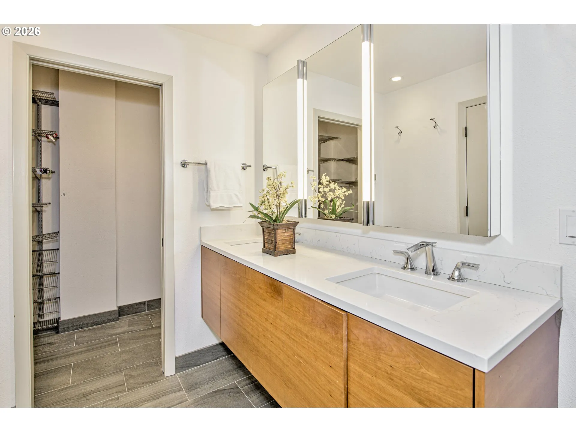Bathroom, Attached-Walk-In Closet