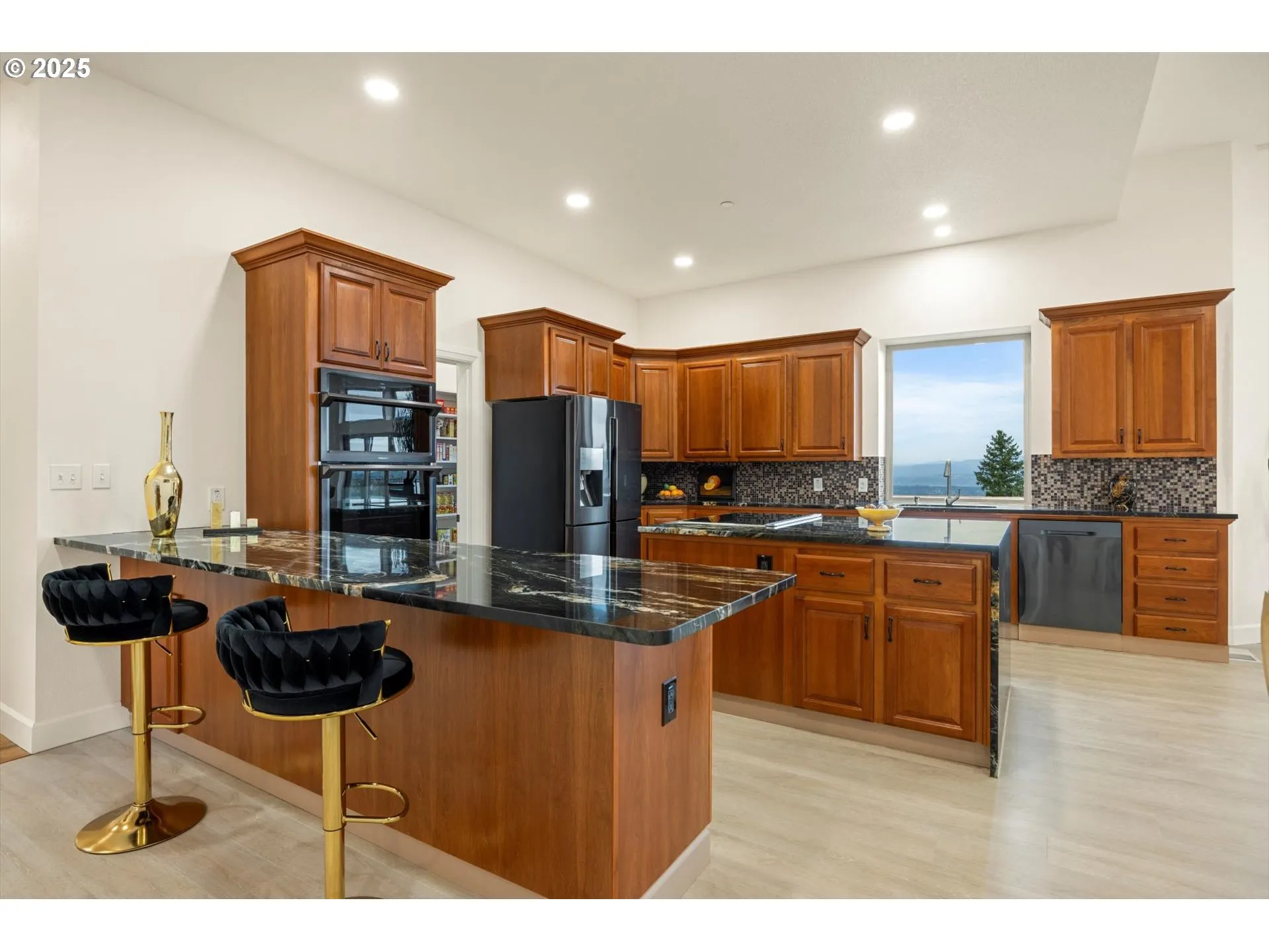 Kitchen-Breakfast Bar