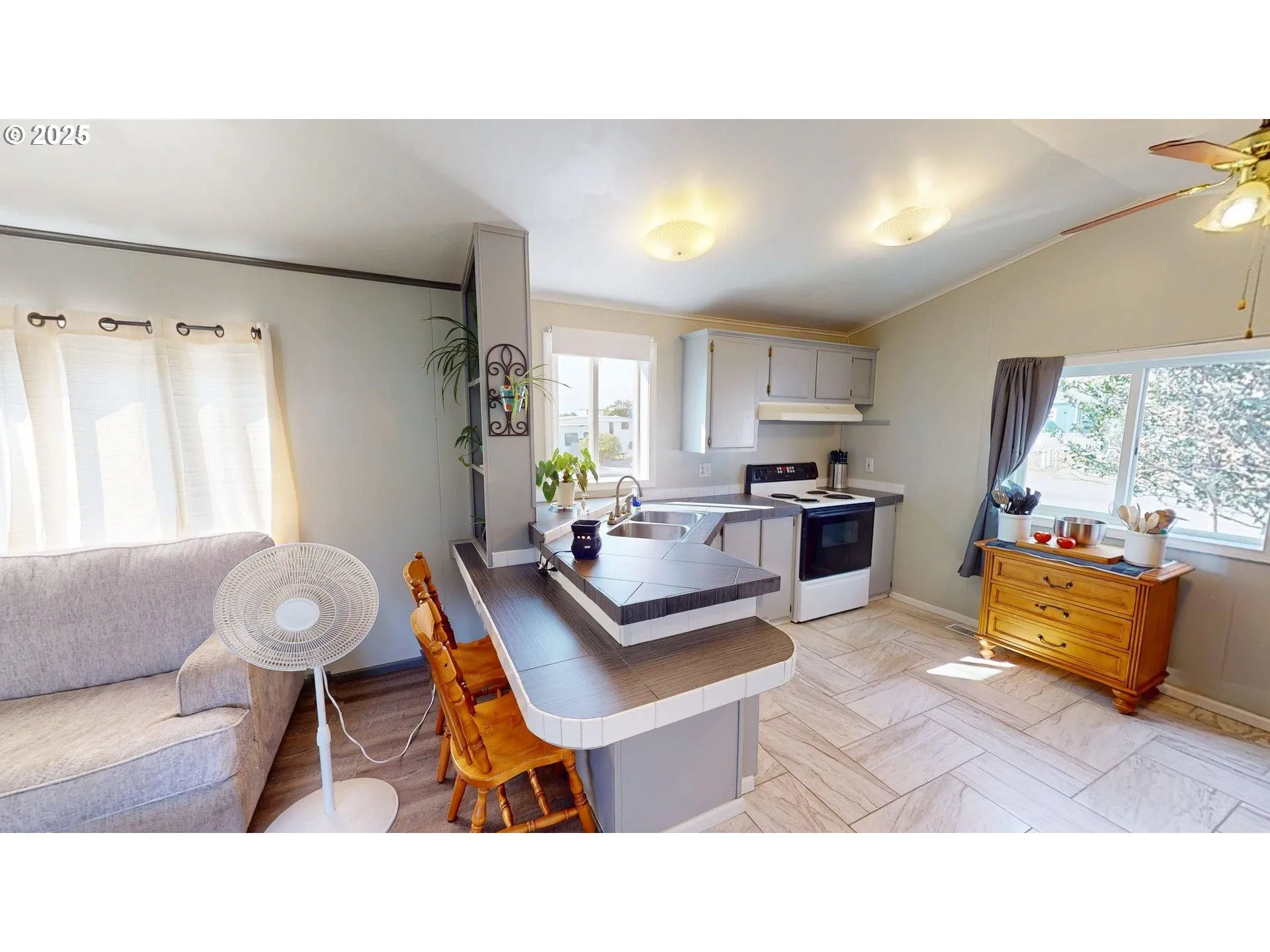 Kitchen-Breakfast Bar