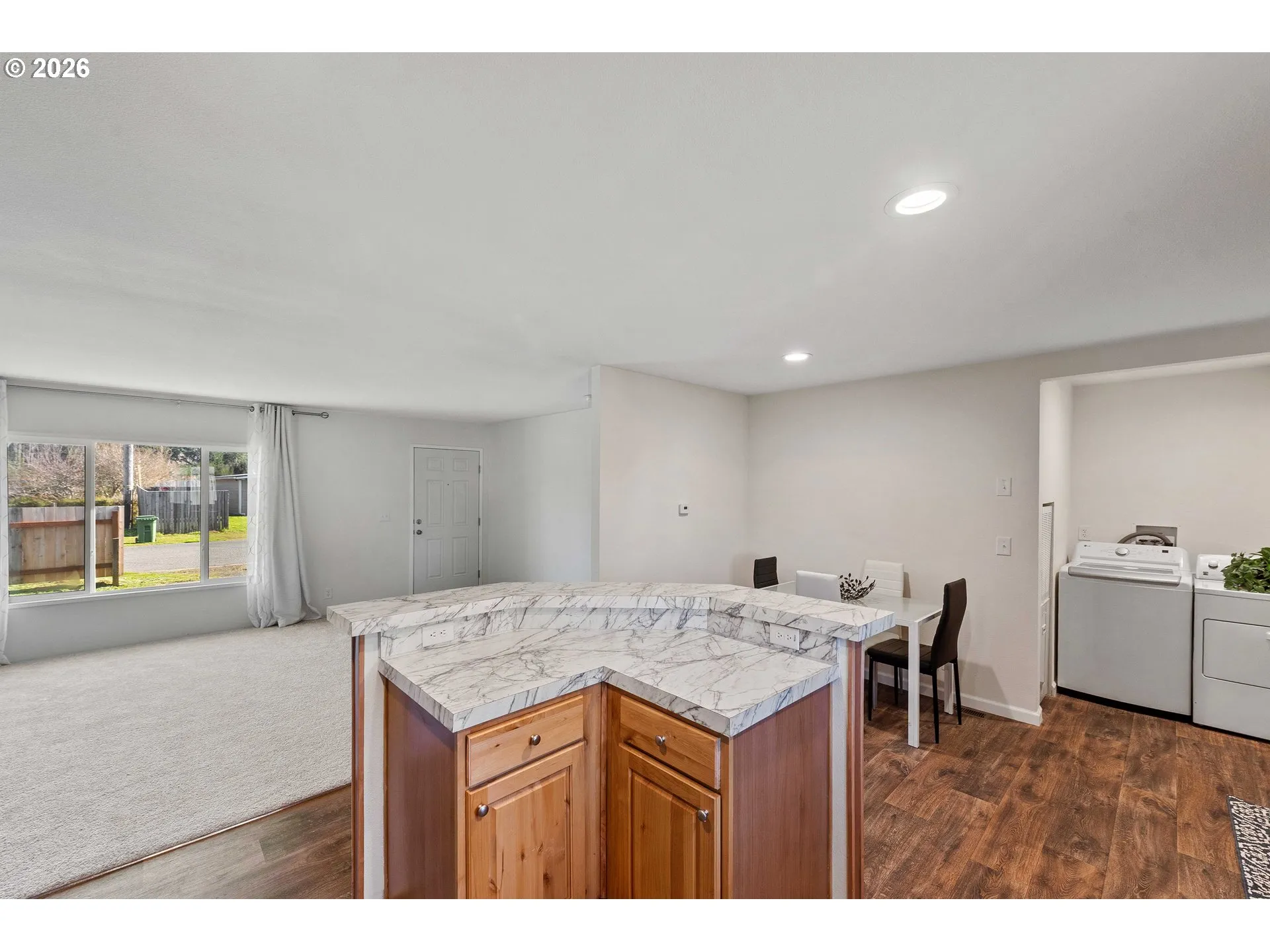Kitchen-Breakfast Bar