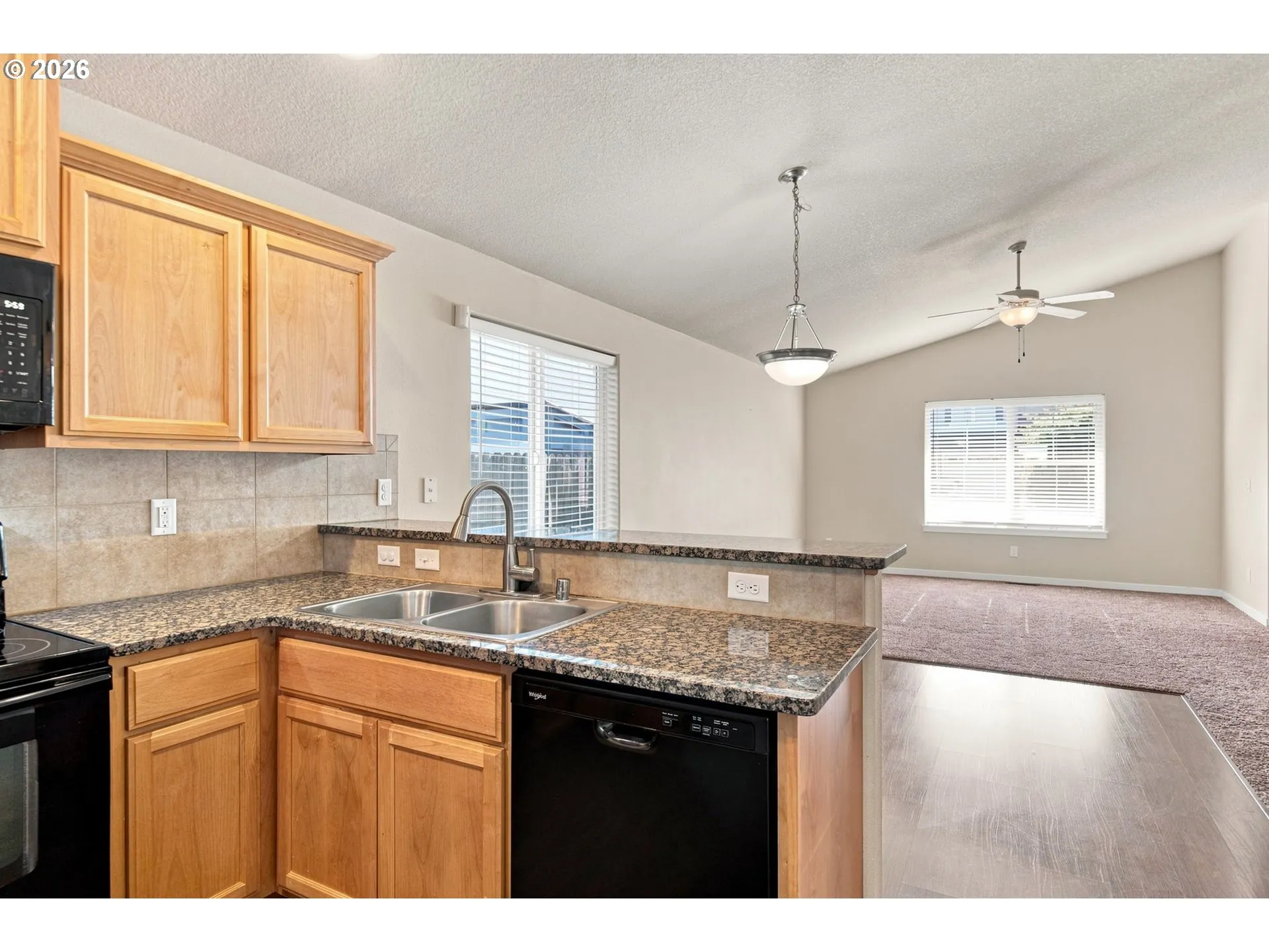 Kitchen-Breakfast Bar