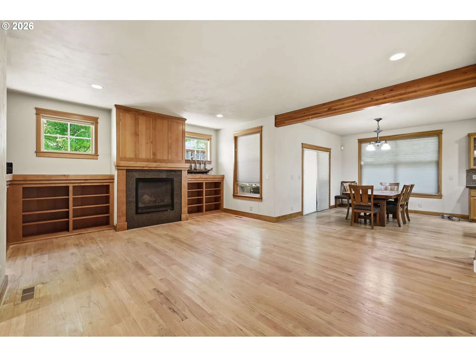 Living Room/Entrance