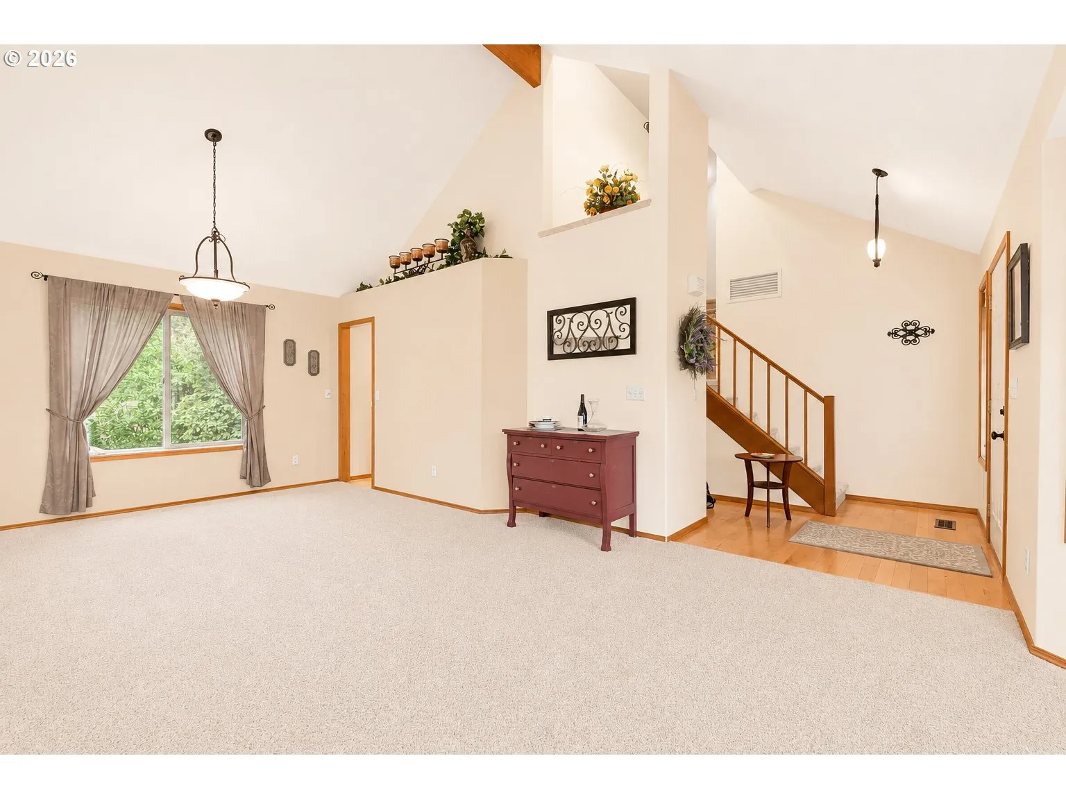 Living Room/Entrance