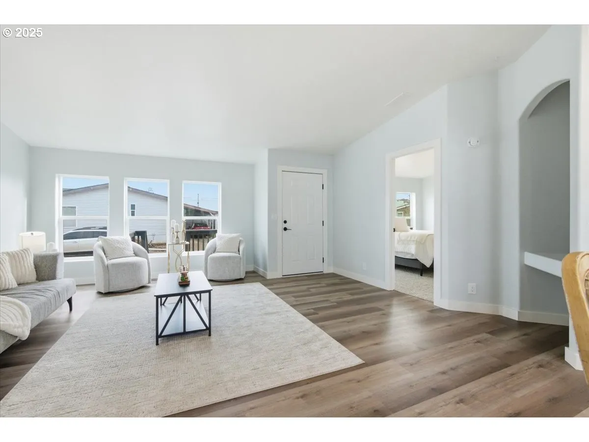 Living Room/Entrance