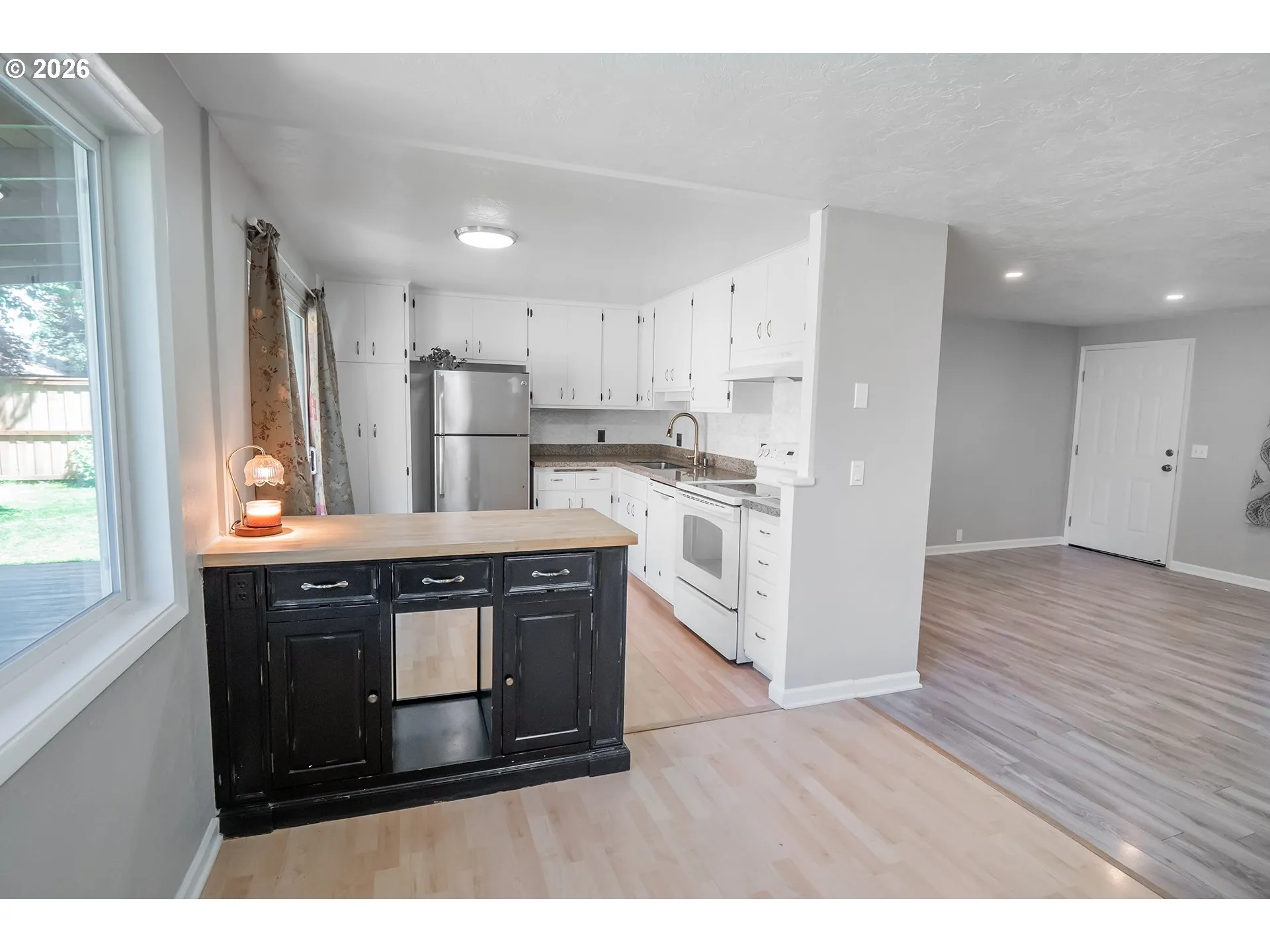 Kitchen/Dining Room-Island