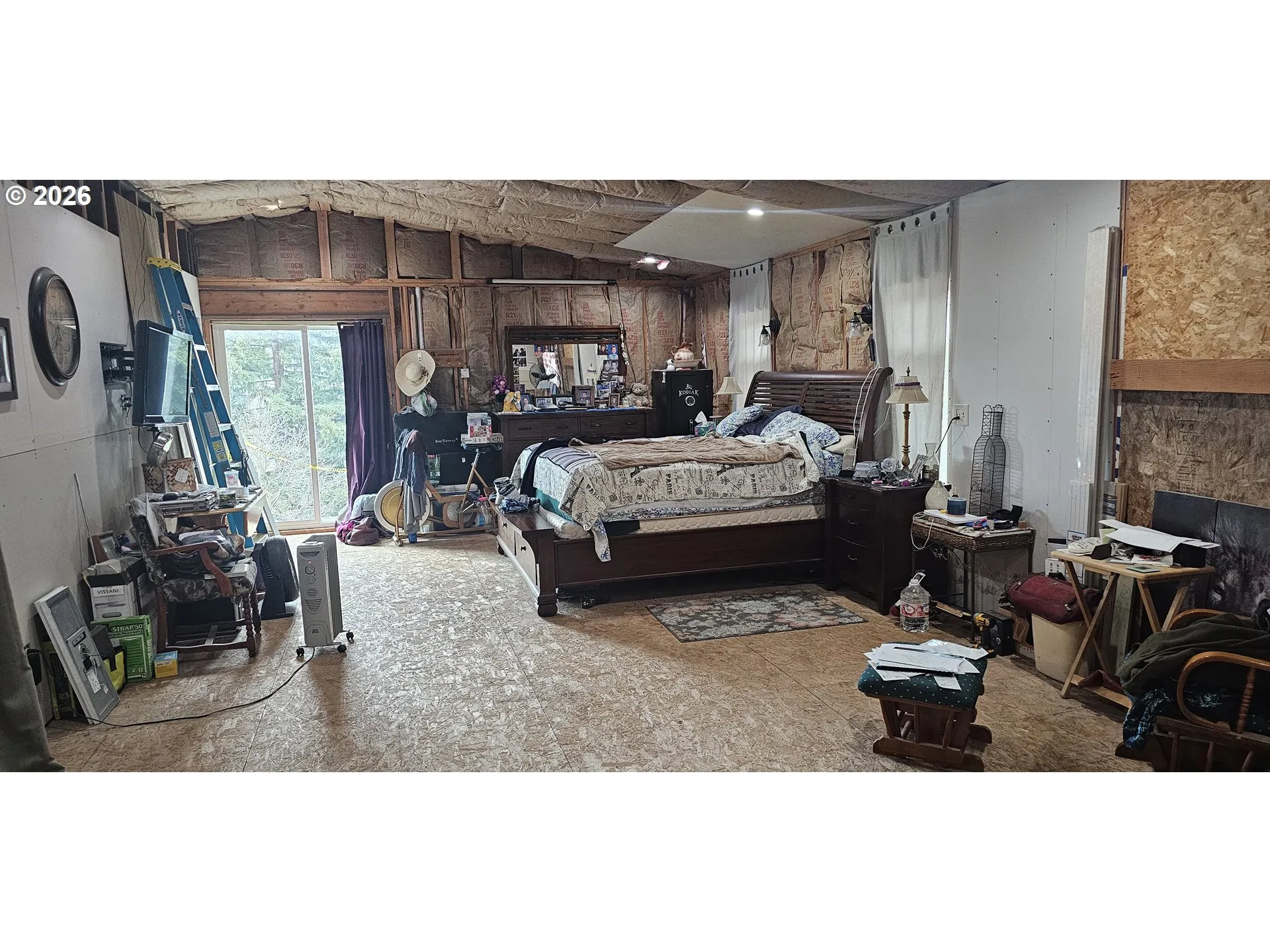 Bedroom, Owner's Suite-Vaulted Ceilings