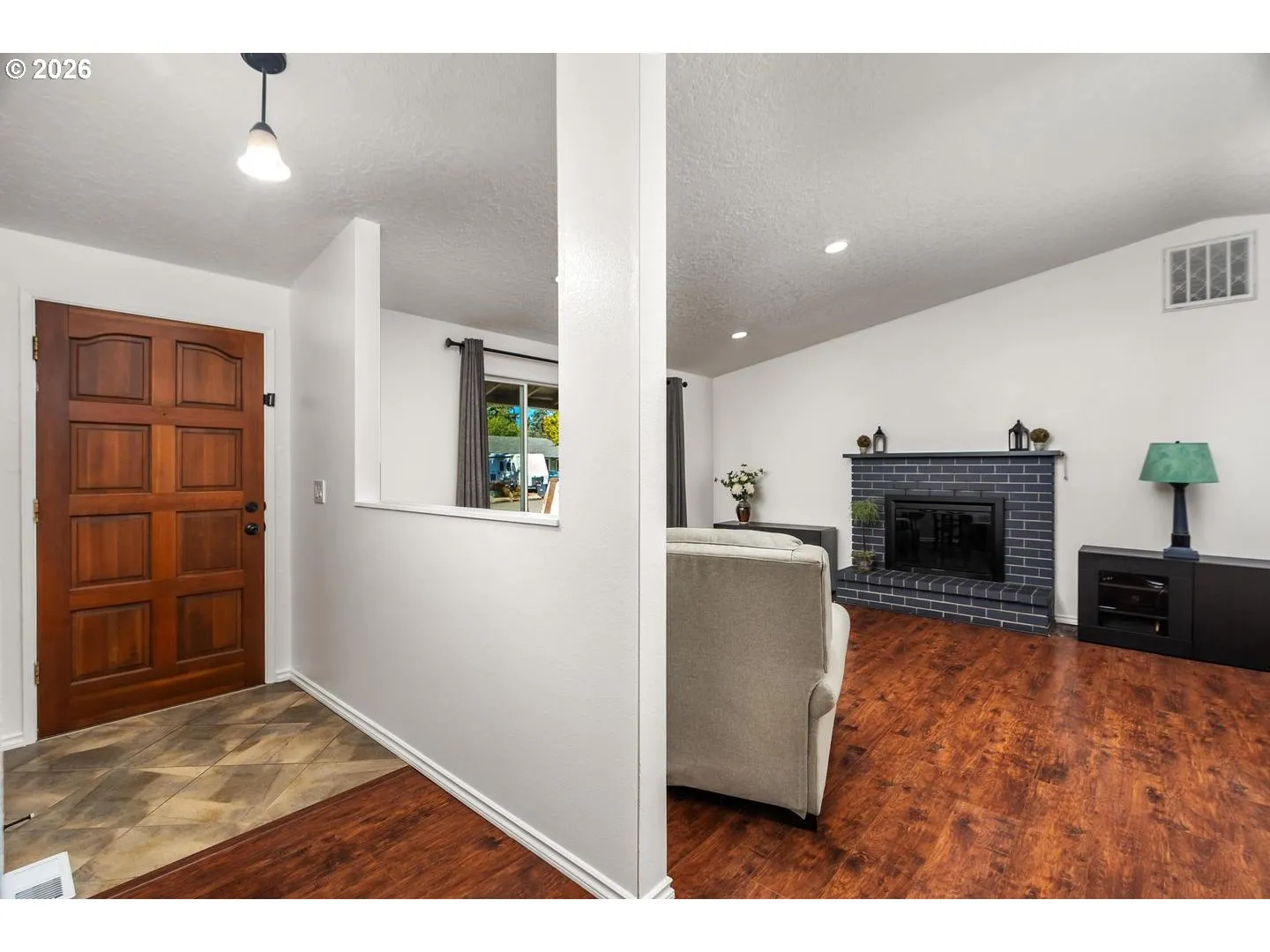 Living Room/Entrance