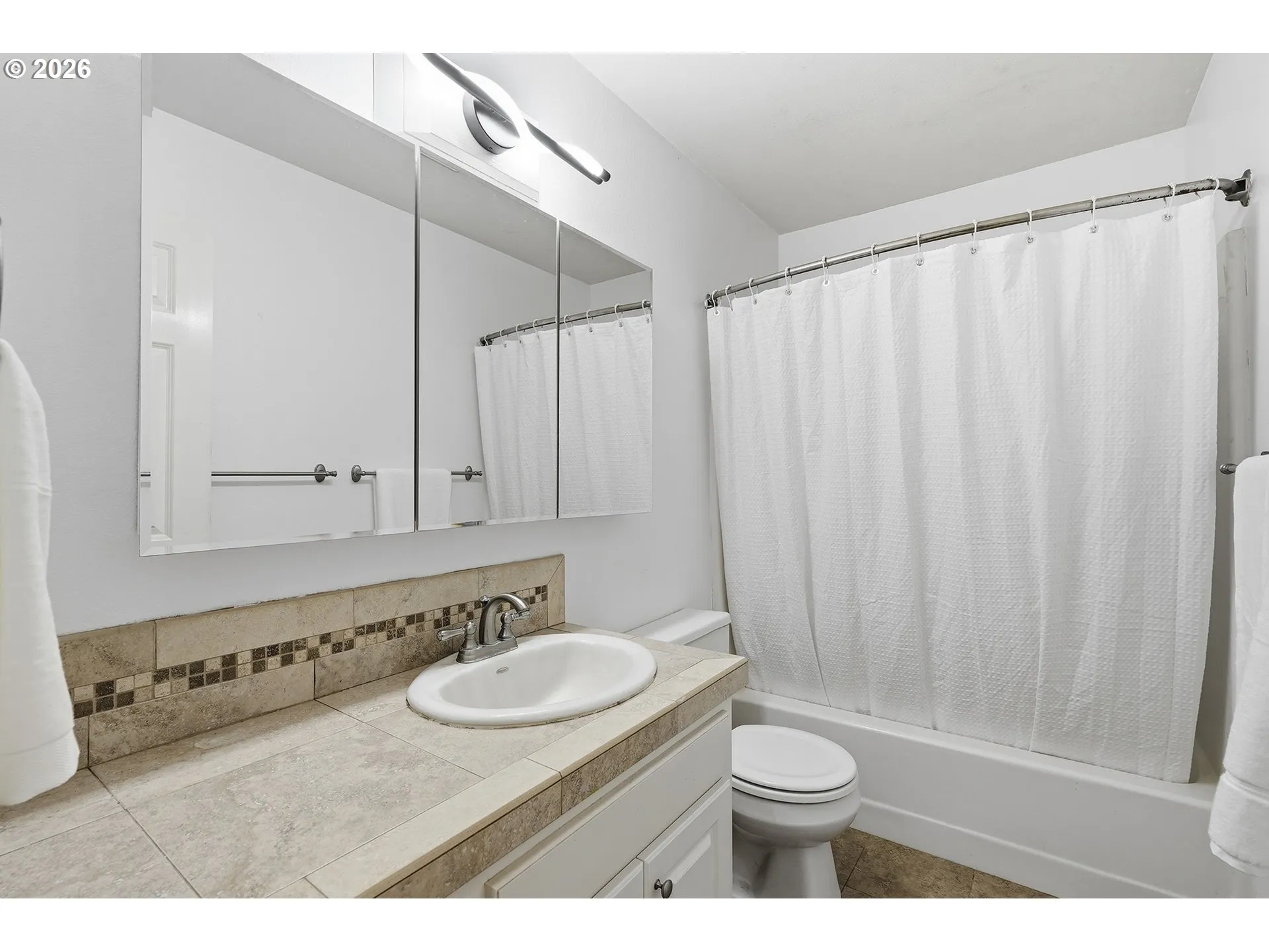 Bathroom, Continental-Upper