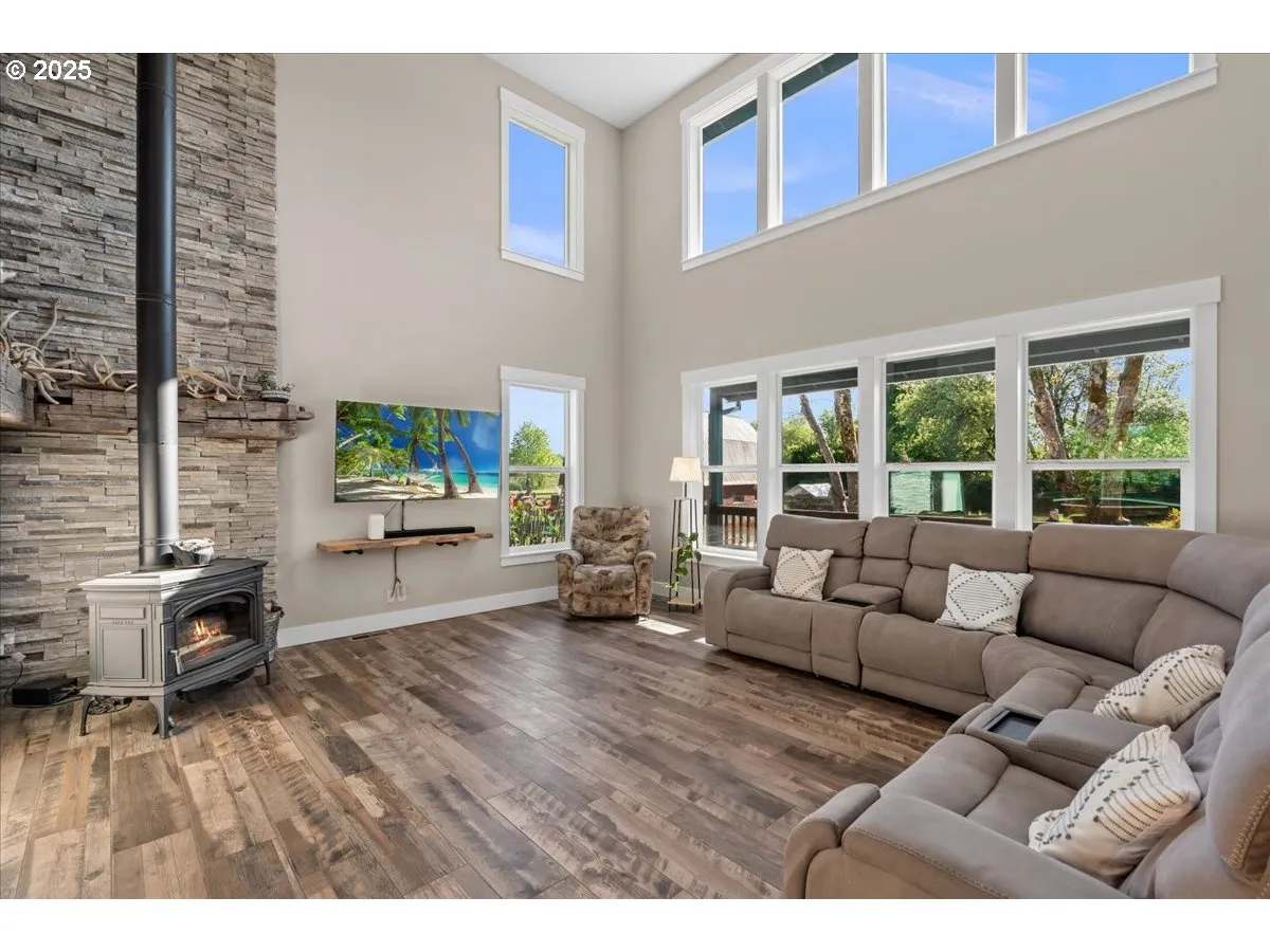 Living Room-Fireplace