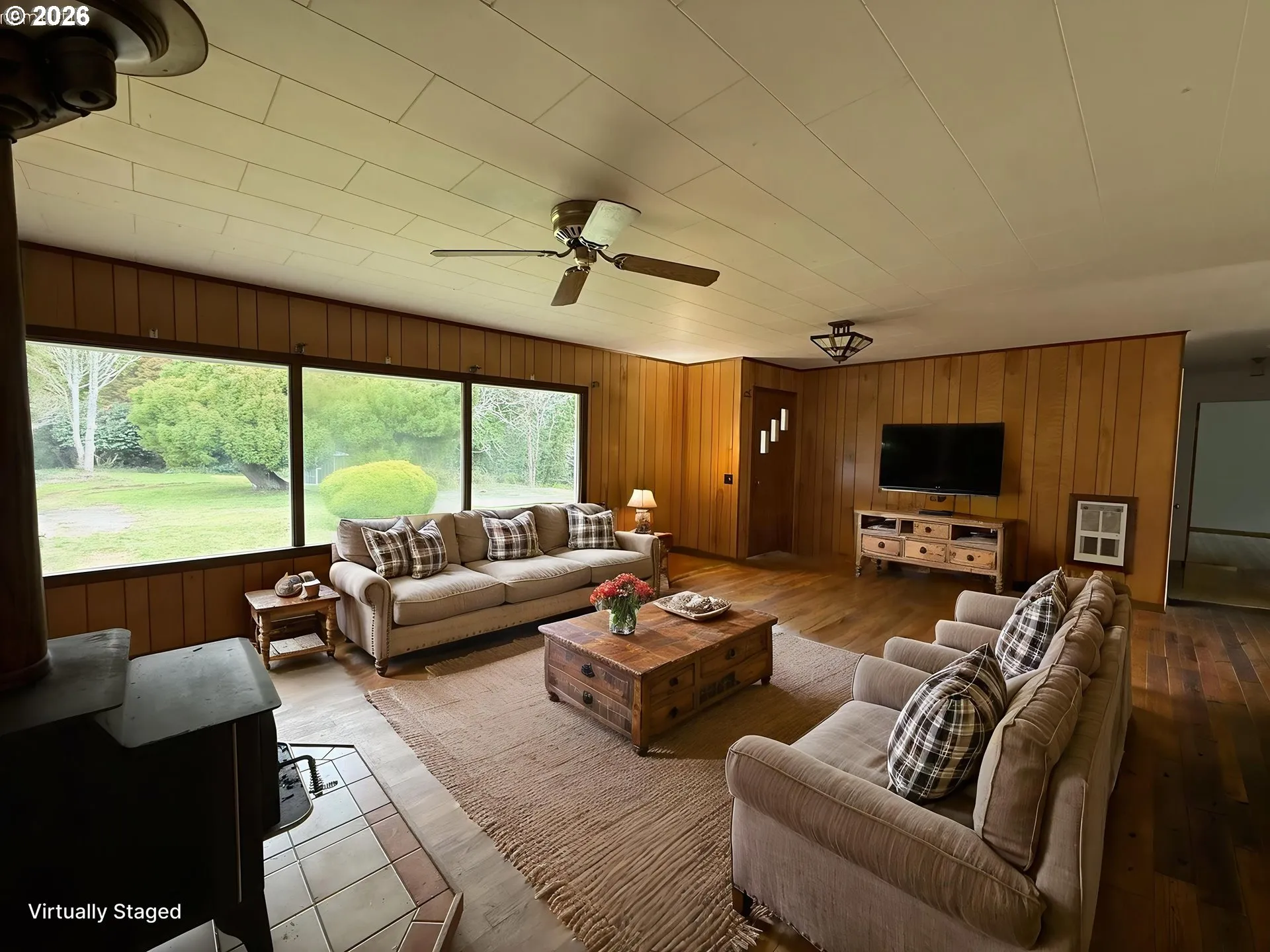 Living Room/Entrance