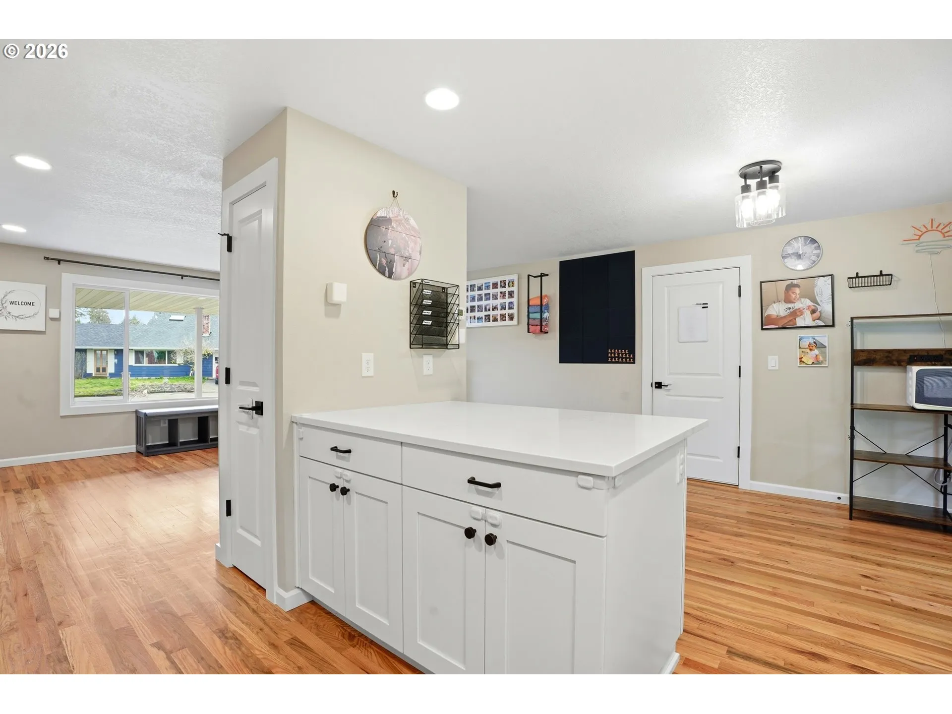 Kitchen-Breakfast Bar