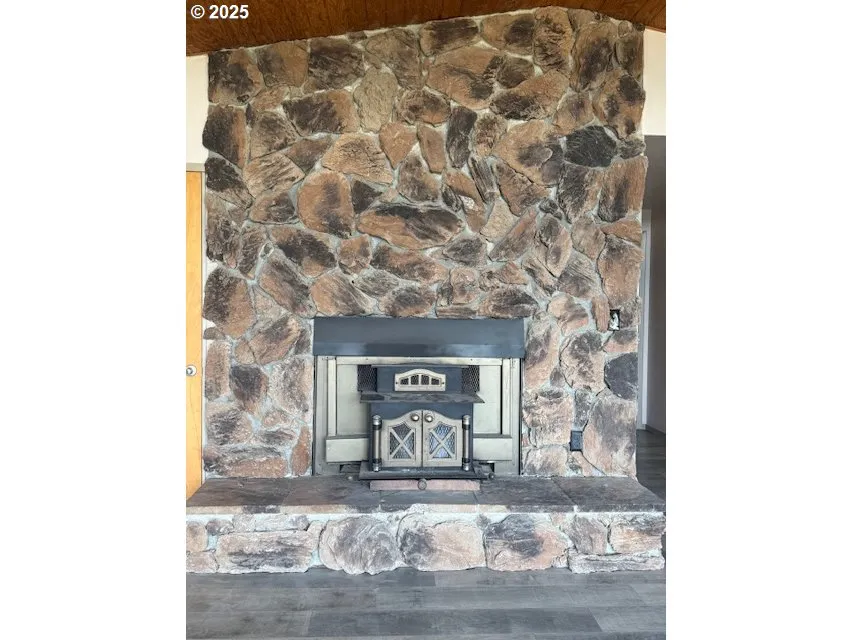 Living Room-Fireplace