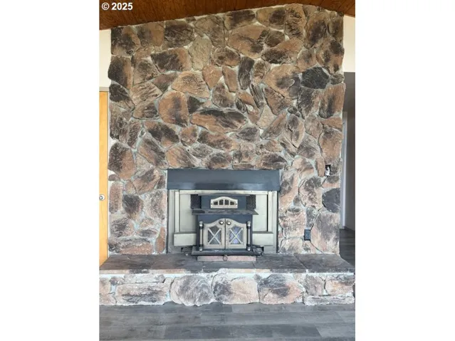 Living Room-Fireplace