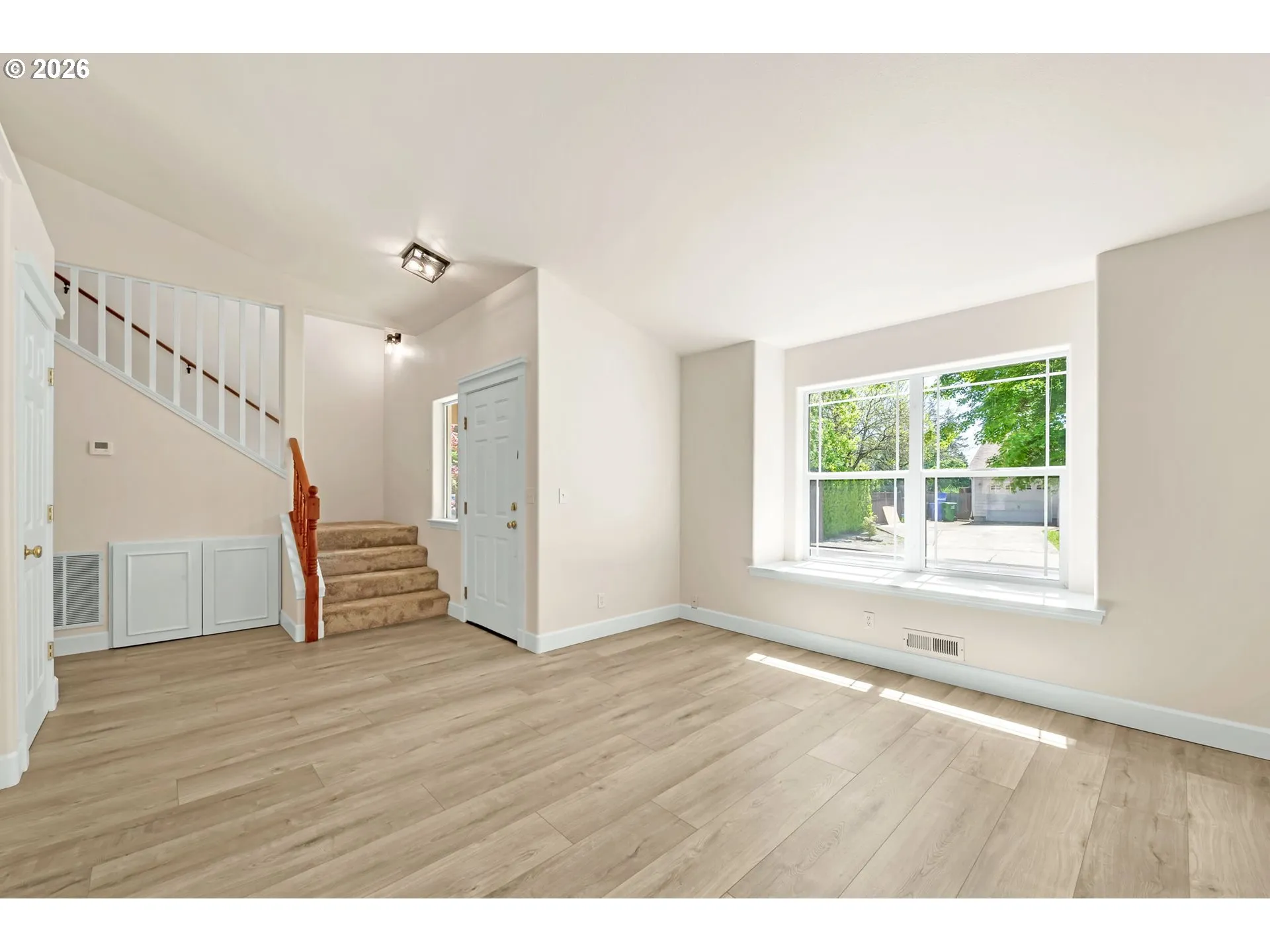Living Room/Entrance