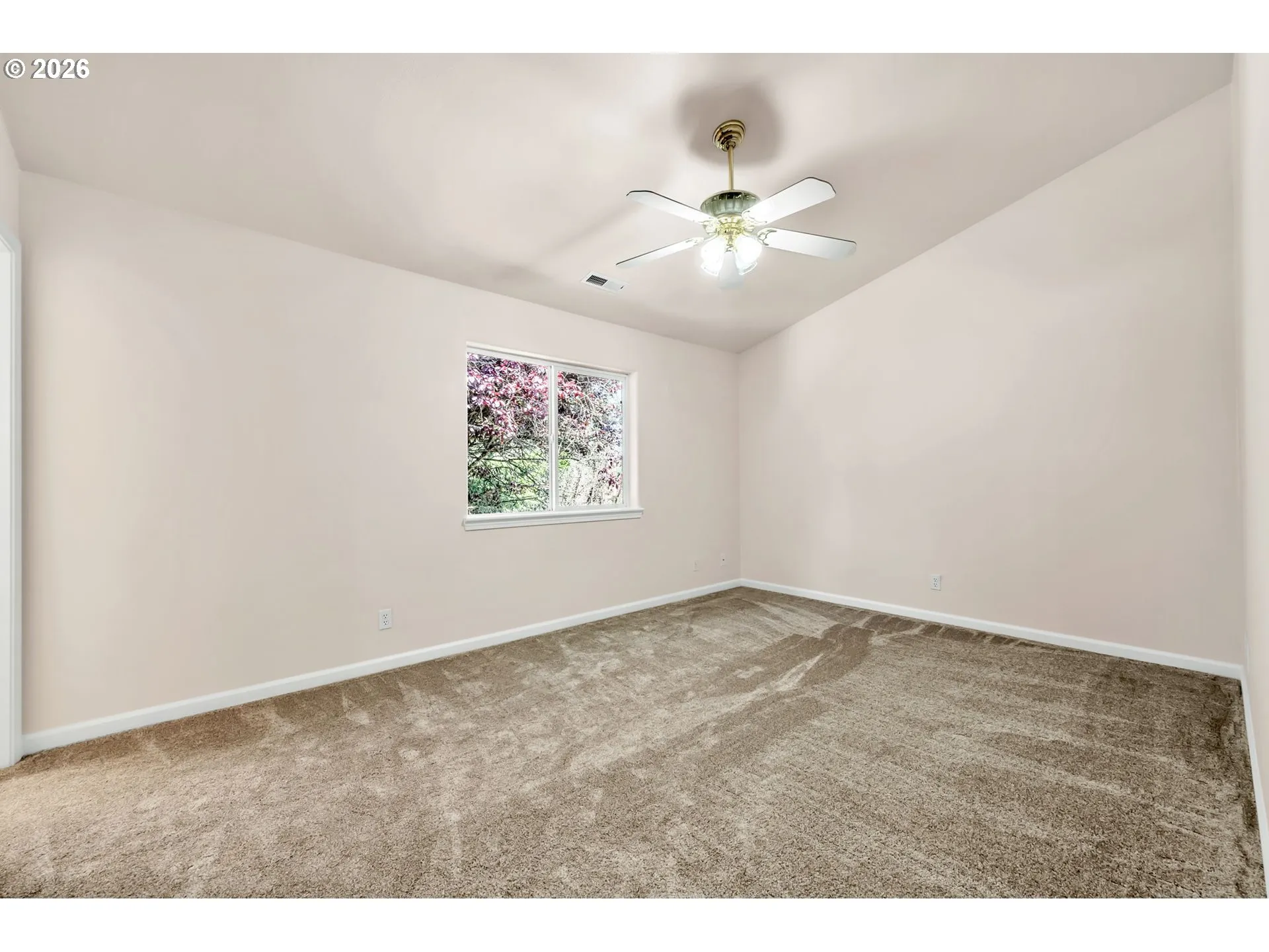 Bedroom, Owner's Suite-Vaulted Ceilings