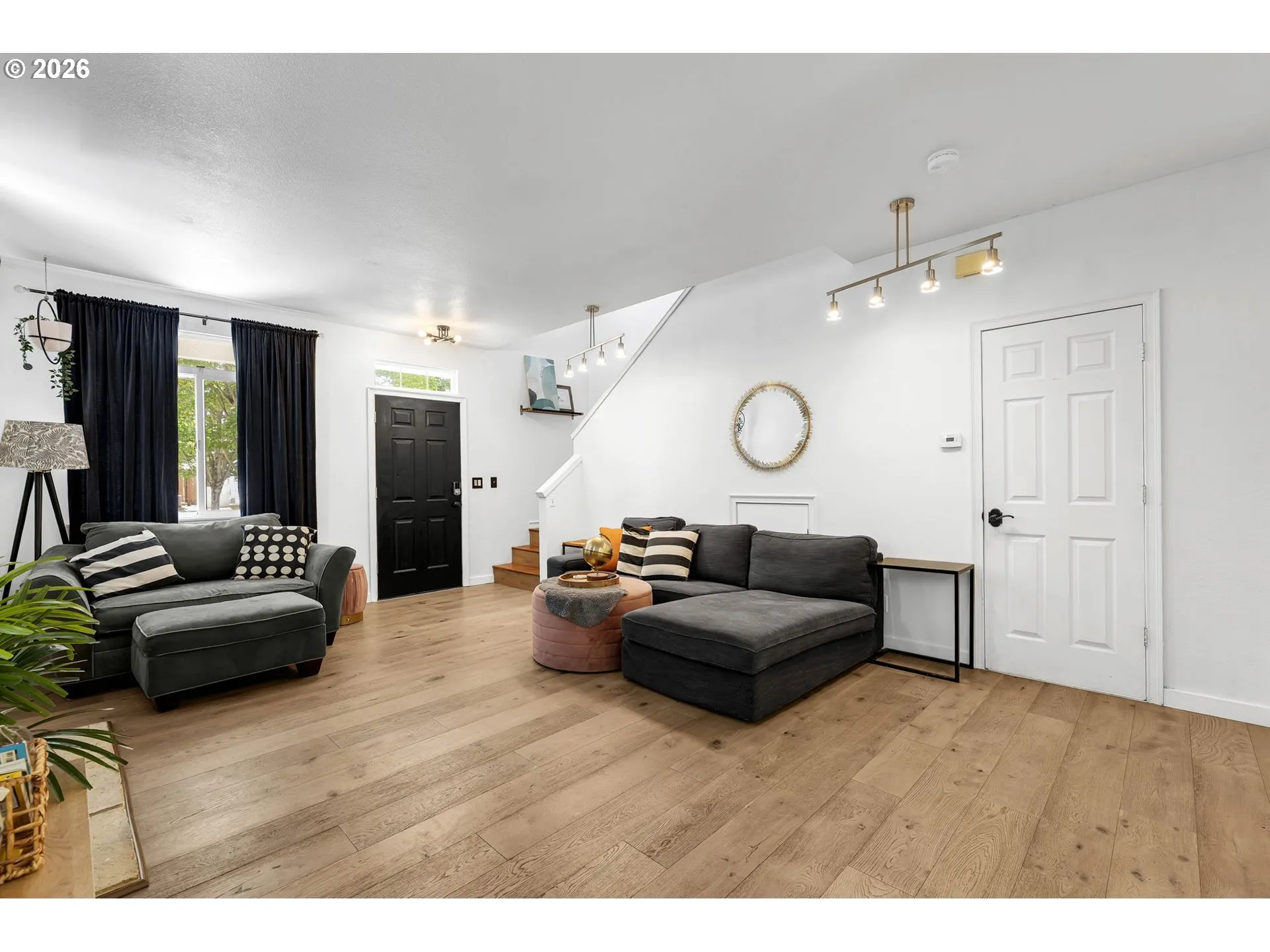 Living Room/Entrance