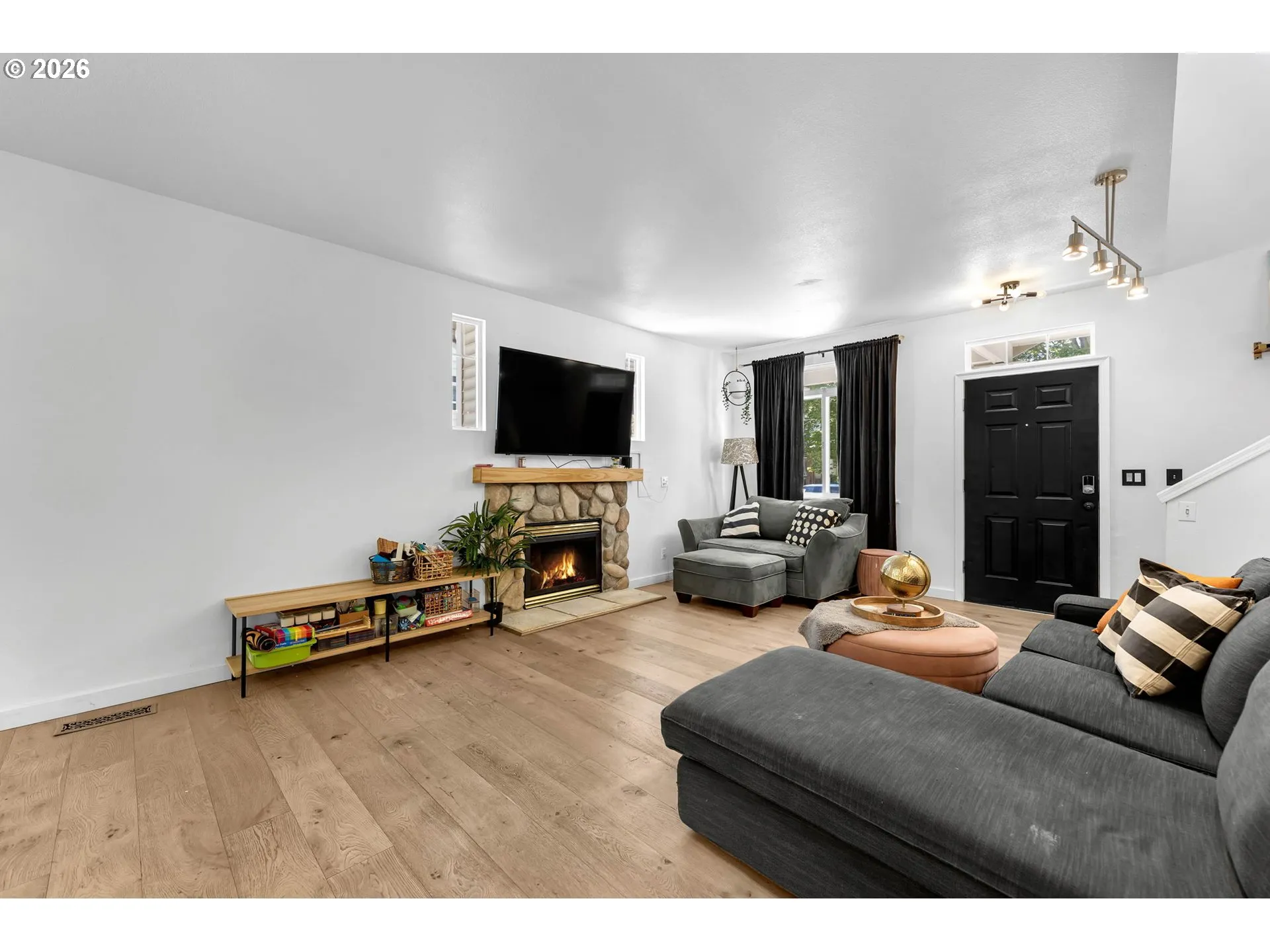 Living Room/Entrance
