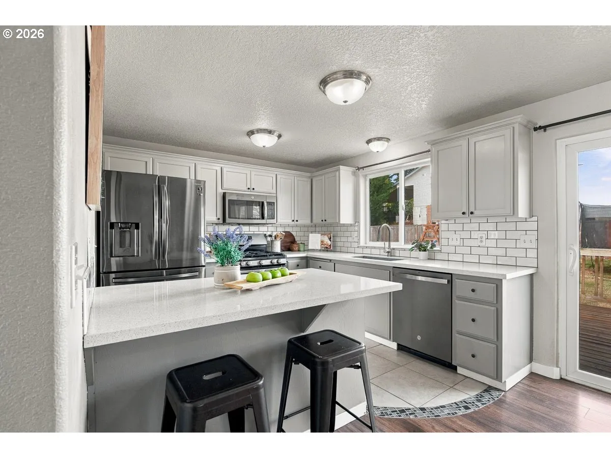 Kitchen-Breakfast Bar