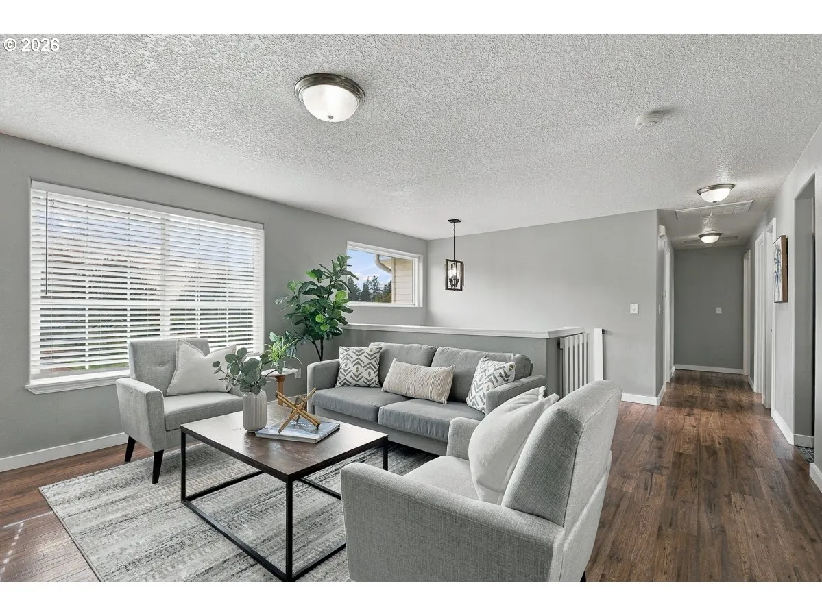 Living Room/Entrance