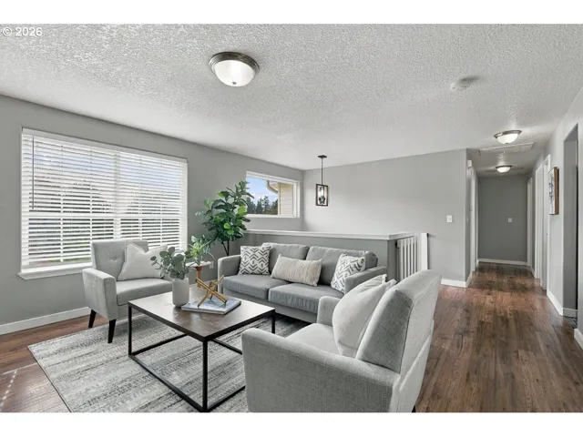 Living Room/Entrance