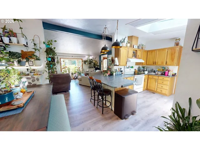 Kitchen-Breakfast Bar