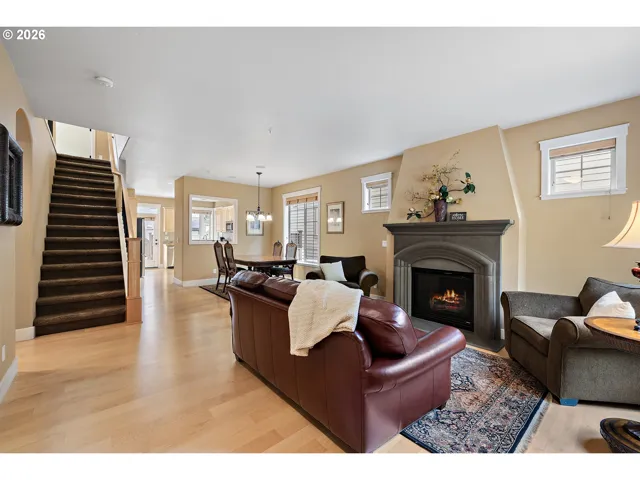 Living Room/Entrance