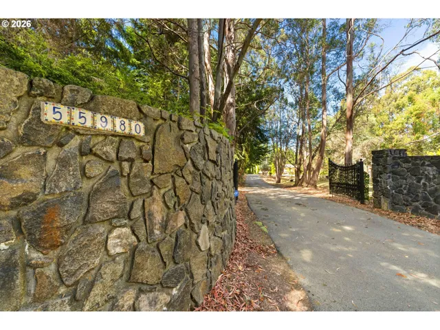 Driveway-Gated