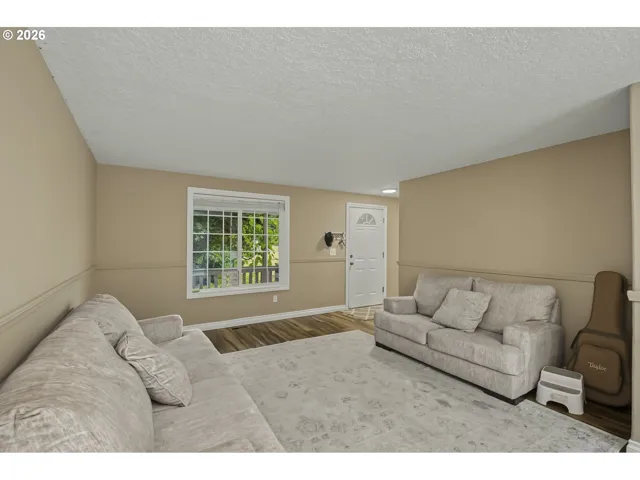 Living Room/Entrance