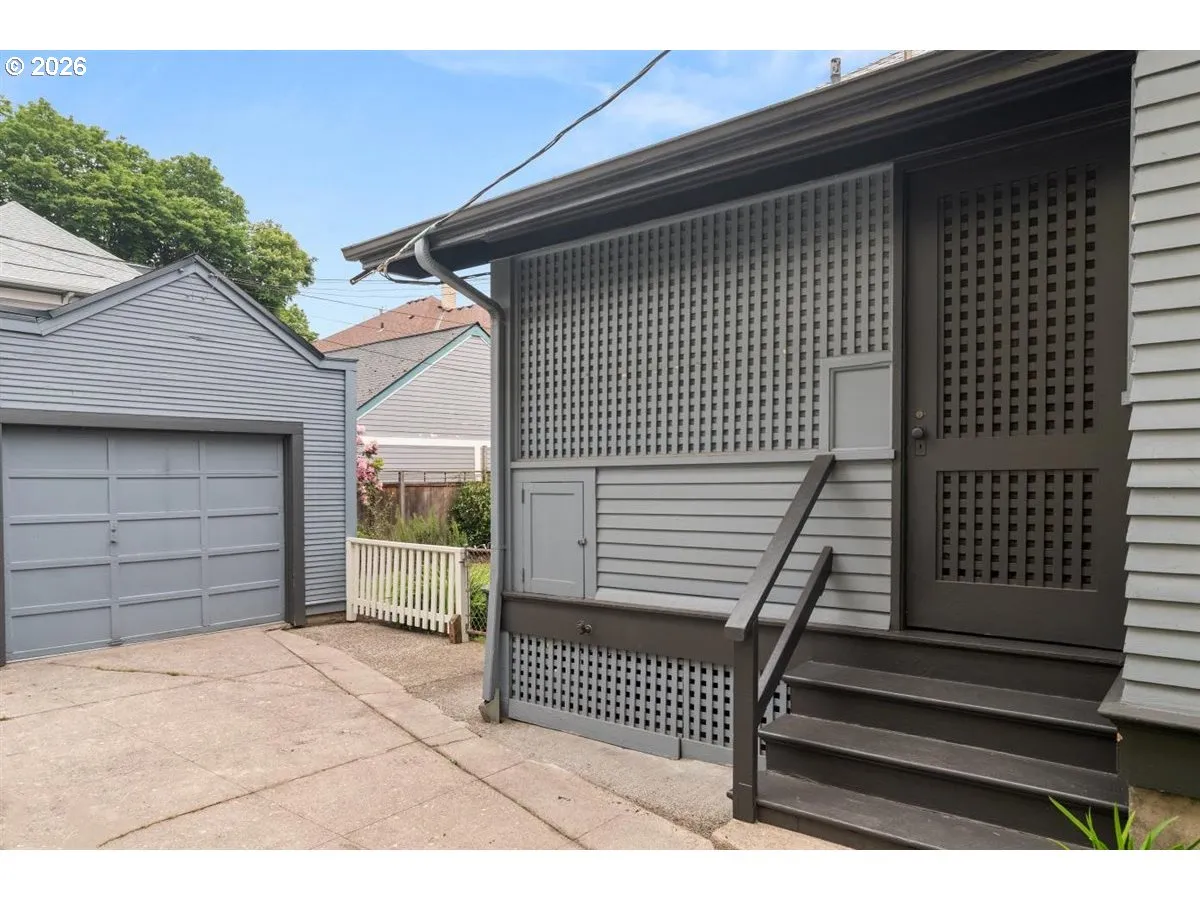 Porch, Screened in
