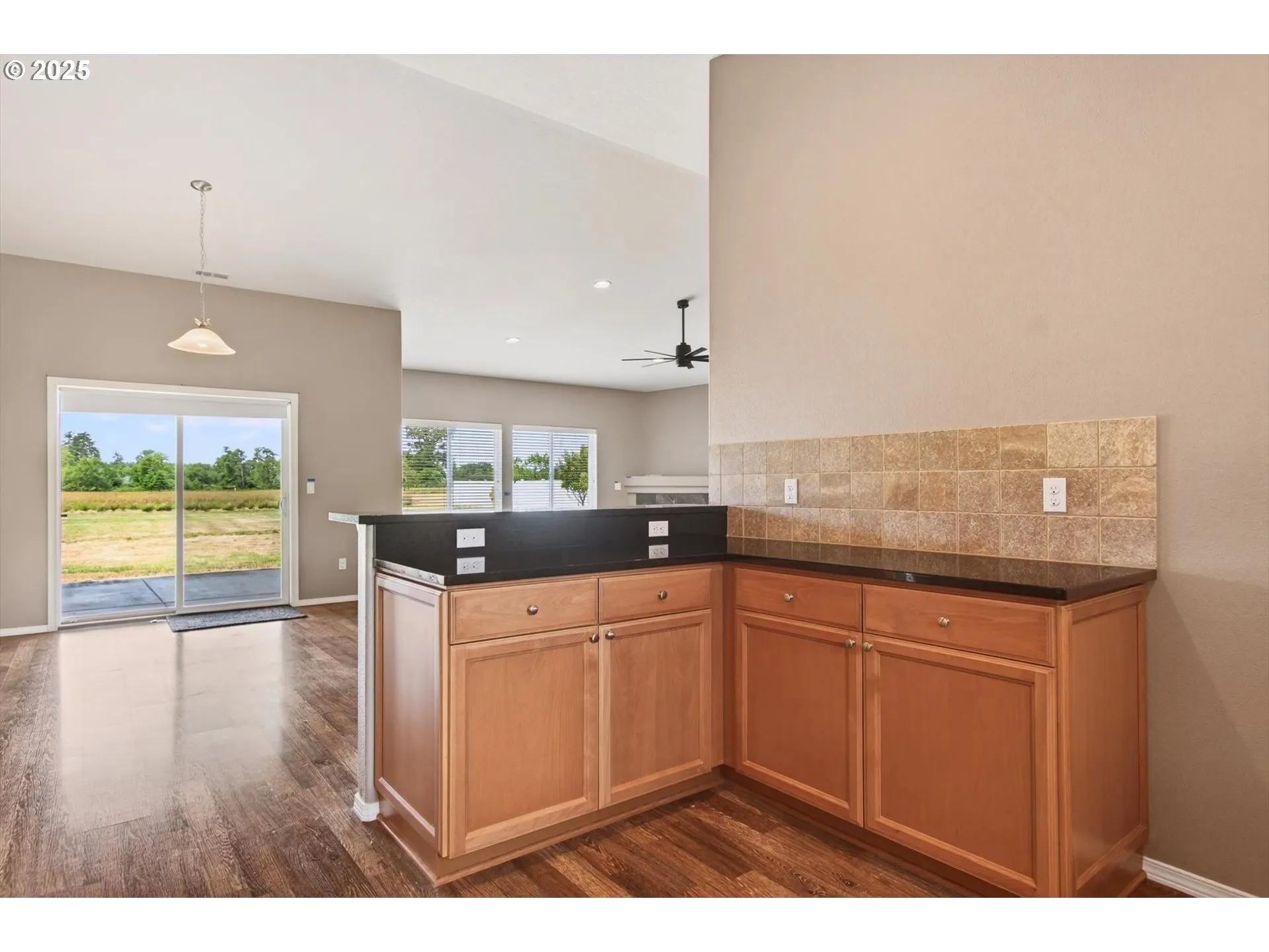 Kitchen-Breakfast Bar