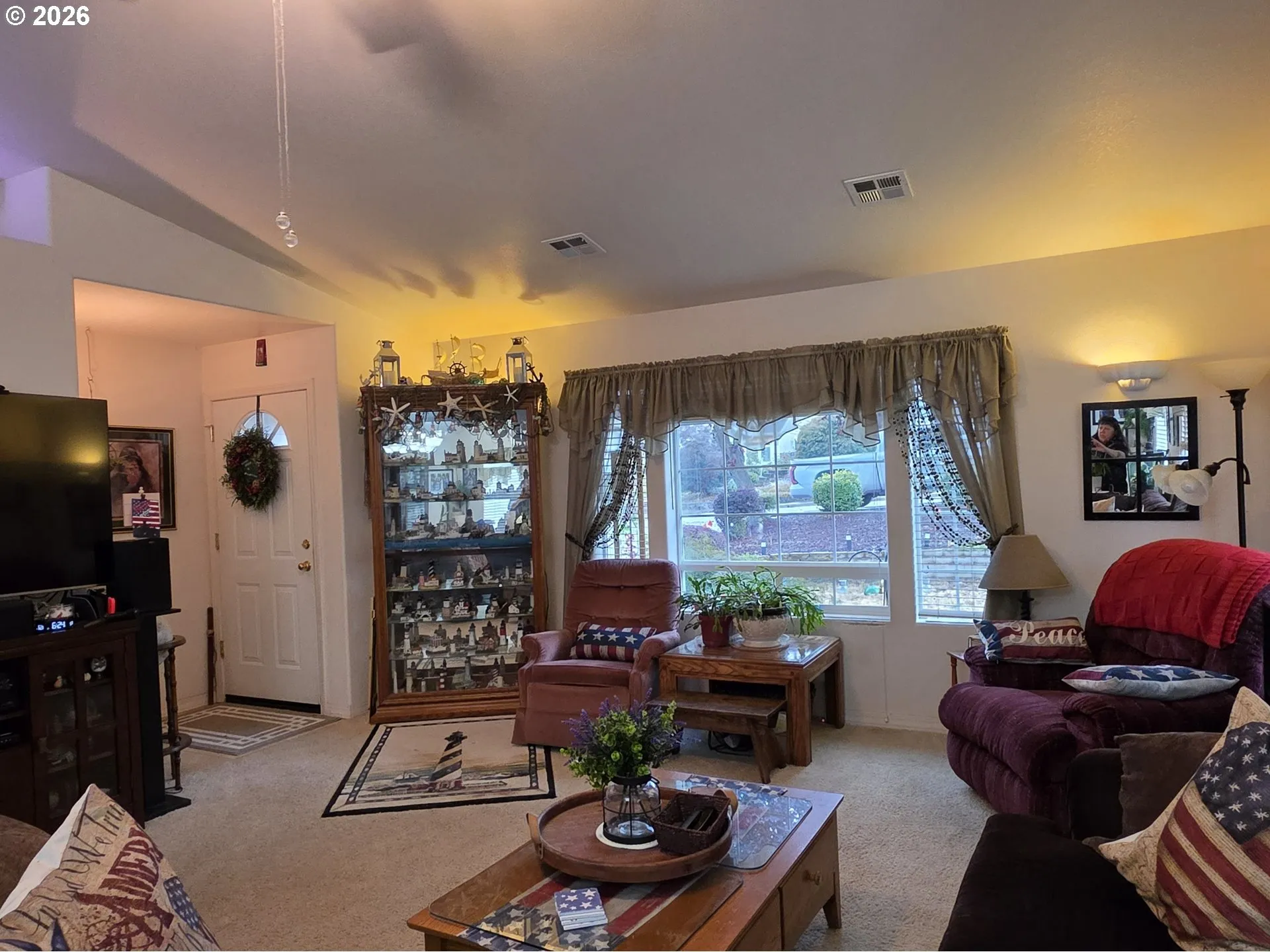Living Room/Entrance