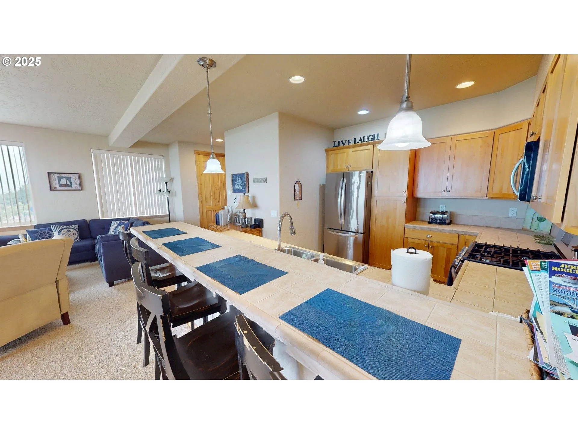 Kitchen-Breakfast Bar