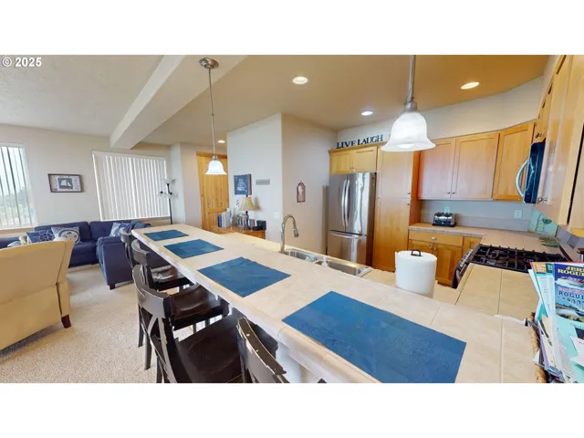 Kitchen-Breakfast Bar