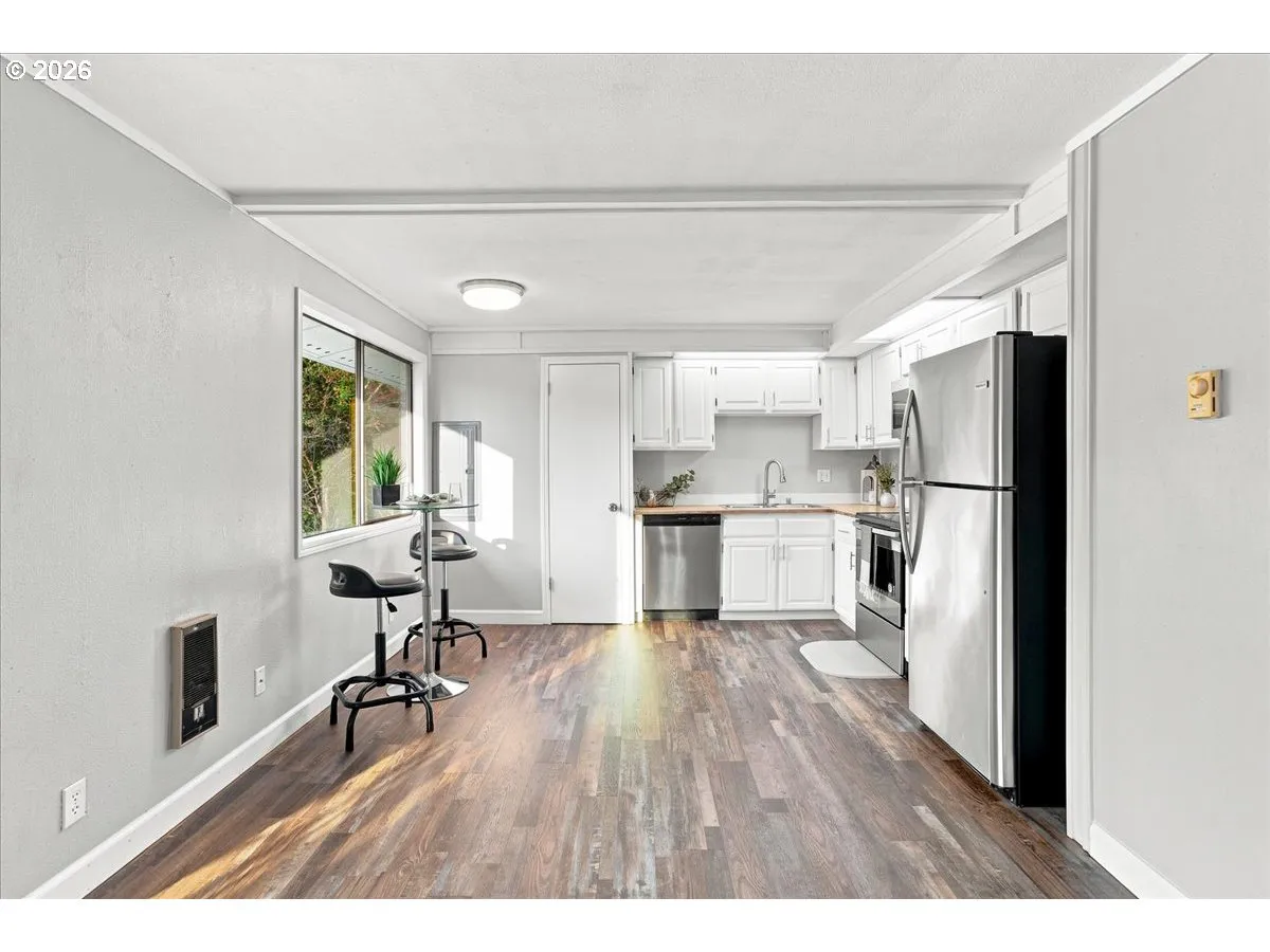 Kitchen-Eating Area