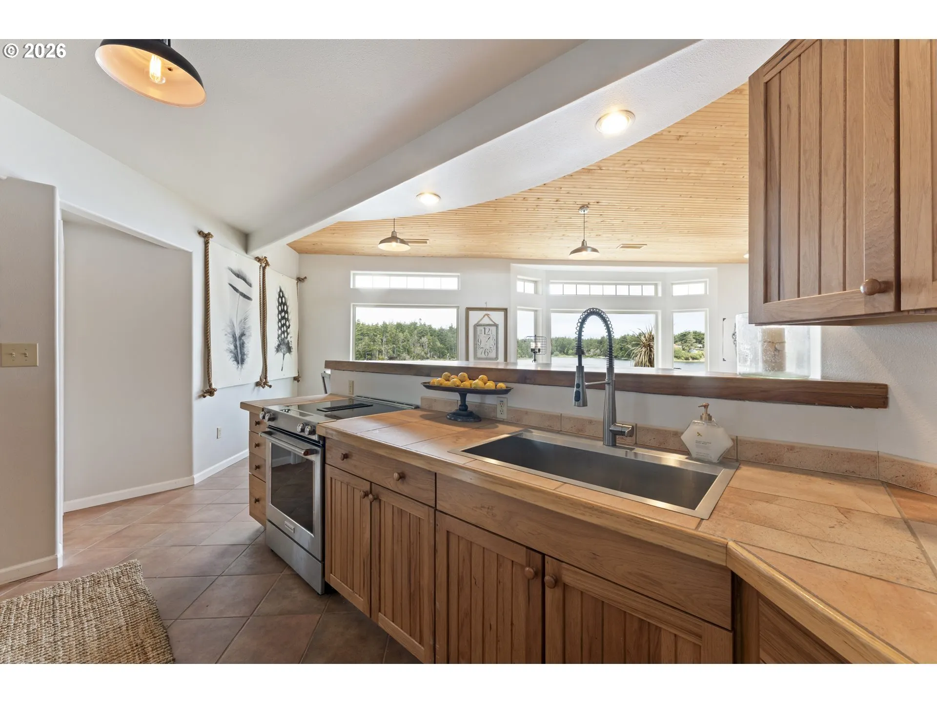 Kitchen-Breakfast Bar