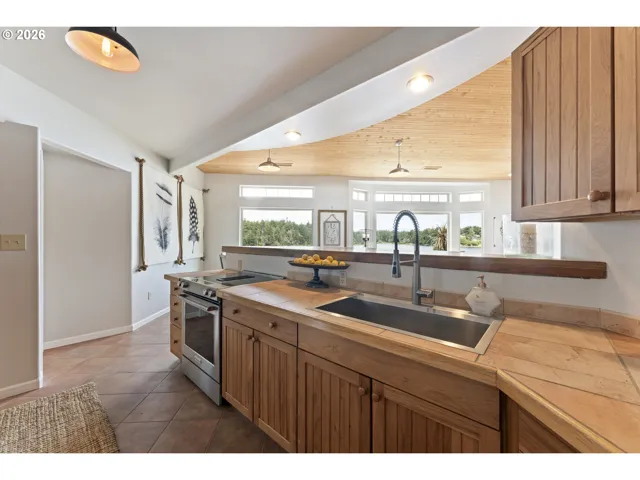 Kitchen-Breakfast Bar