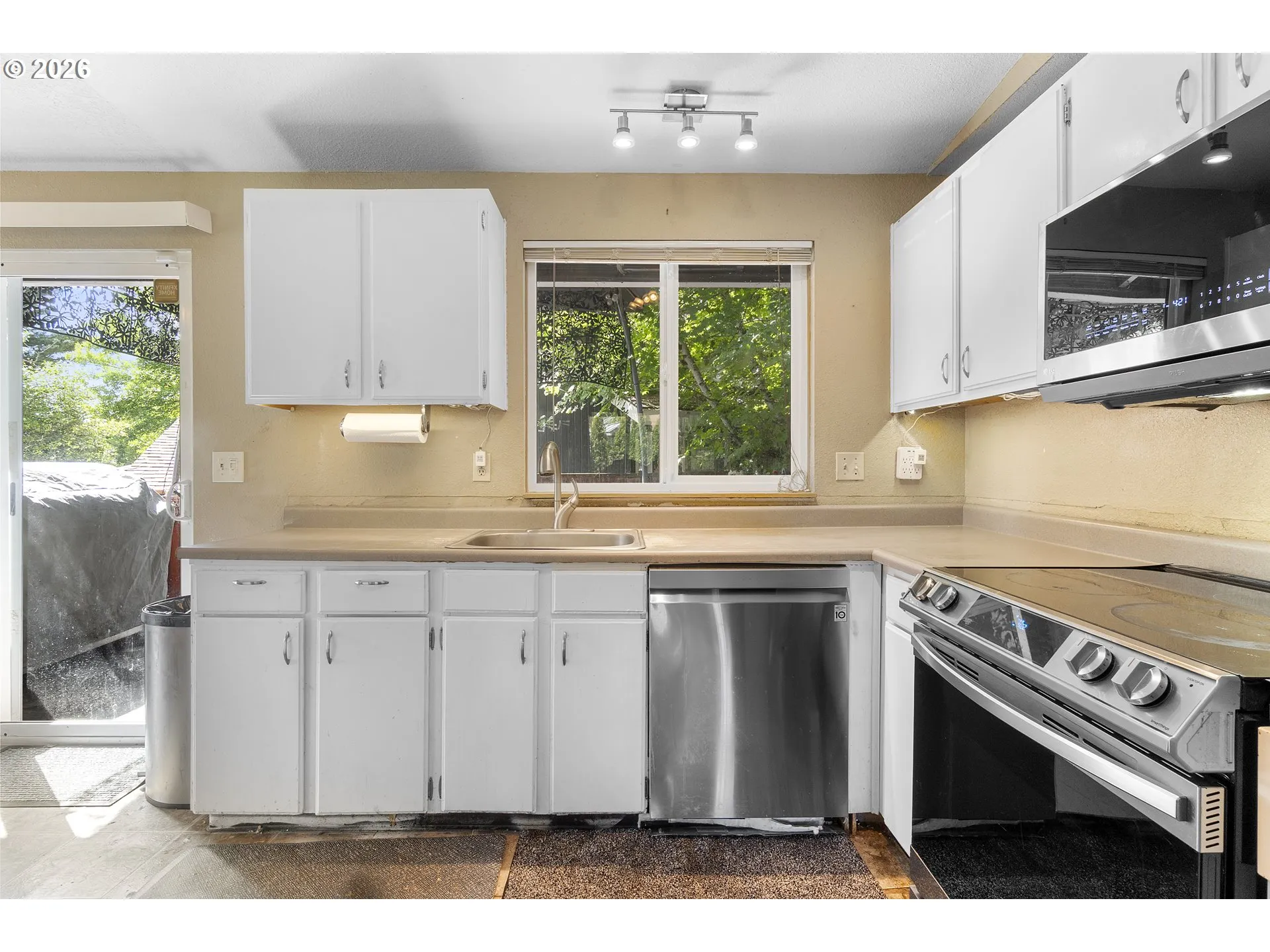 Kitchen-Breakfast Bar