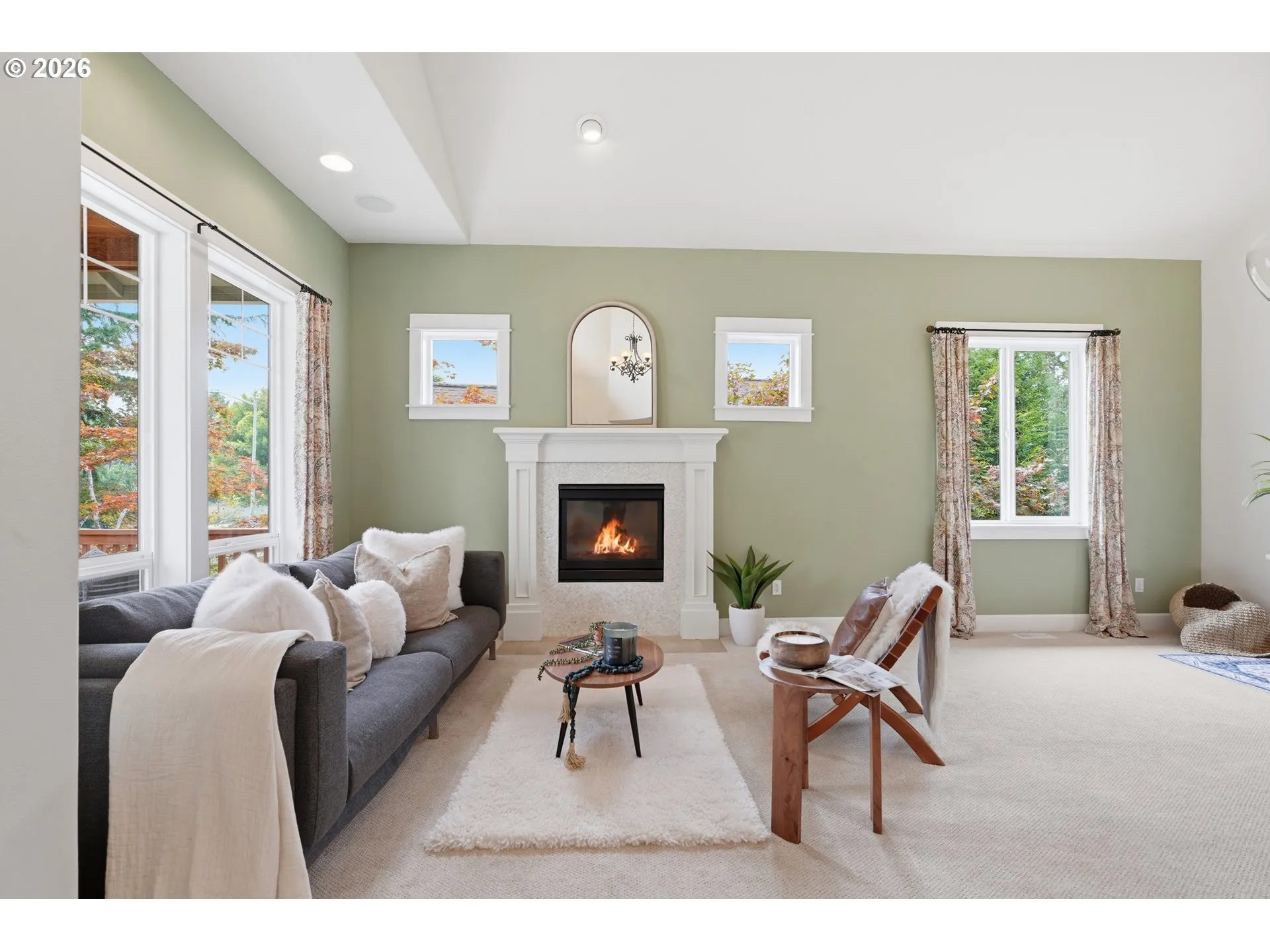 Living Room/Entrance