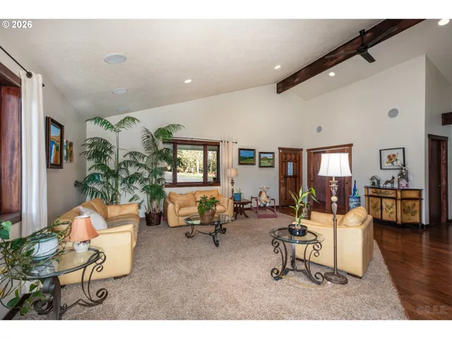 Living Room-Vaulted Ceilings