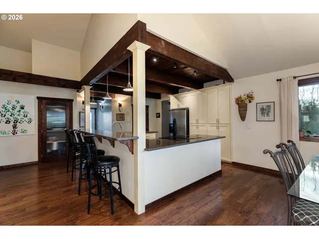 Kitchen-Breakfast Bar
