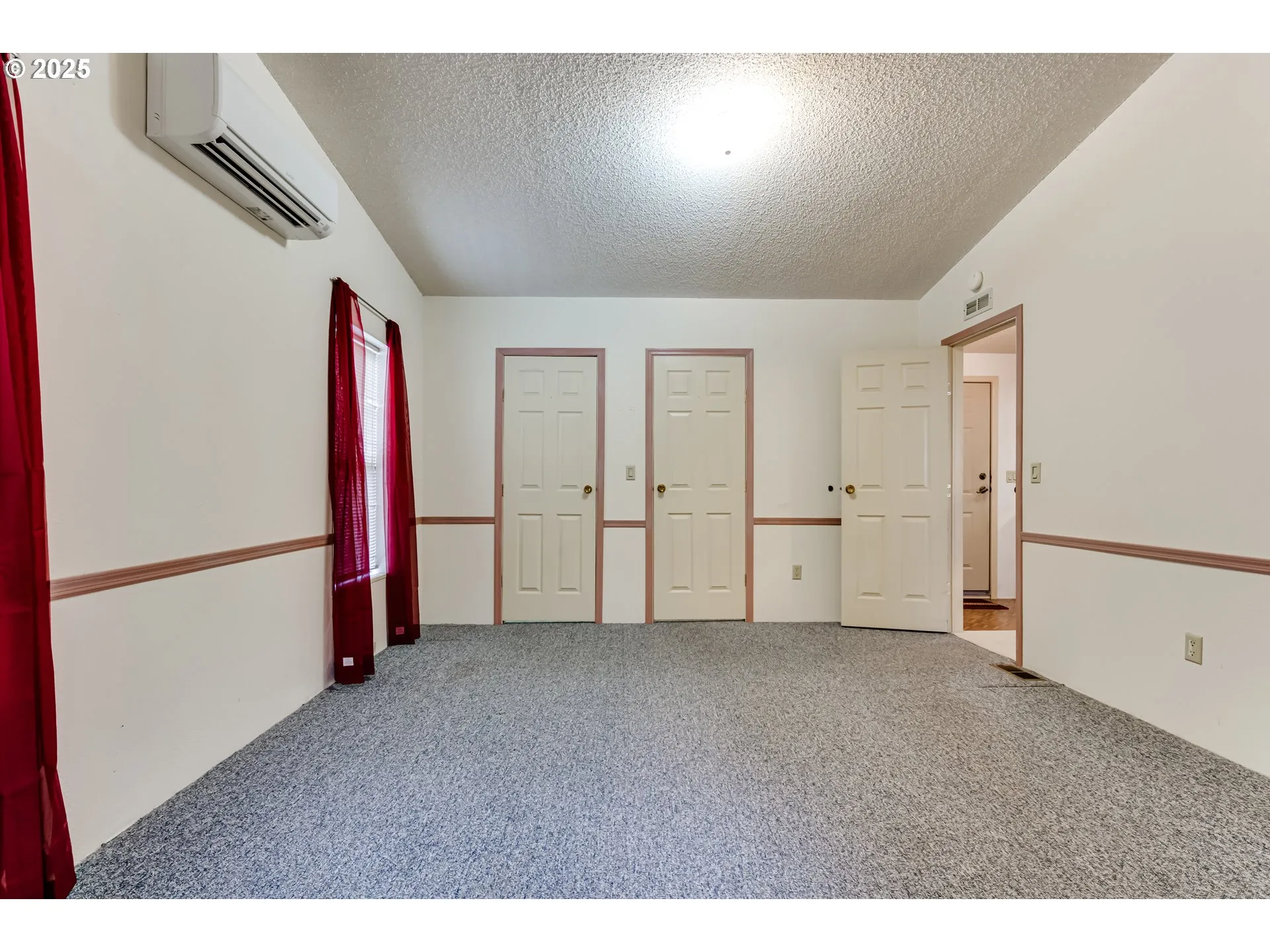 Bedroom, Primary-Vaulted Ceilings