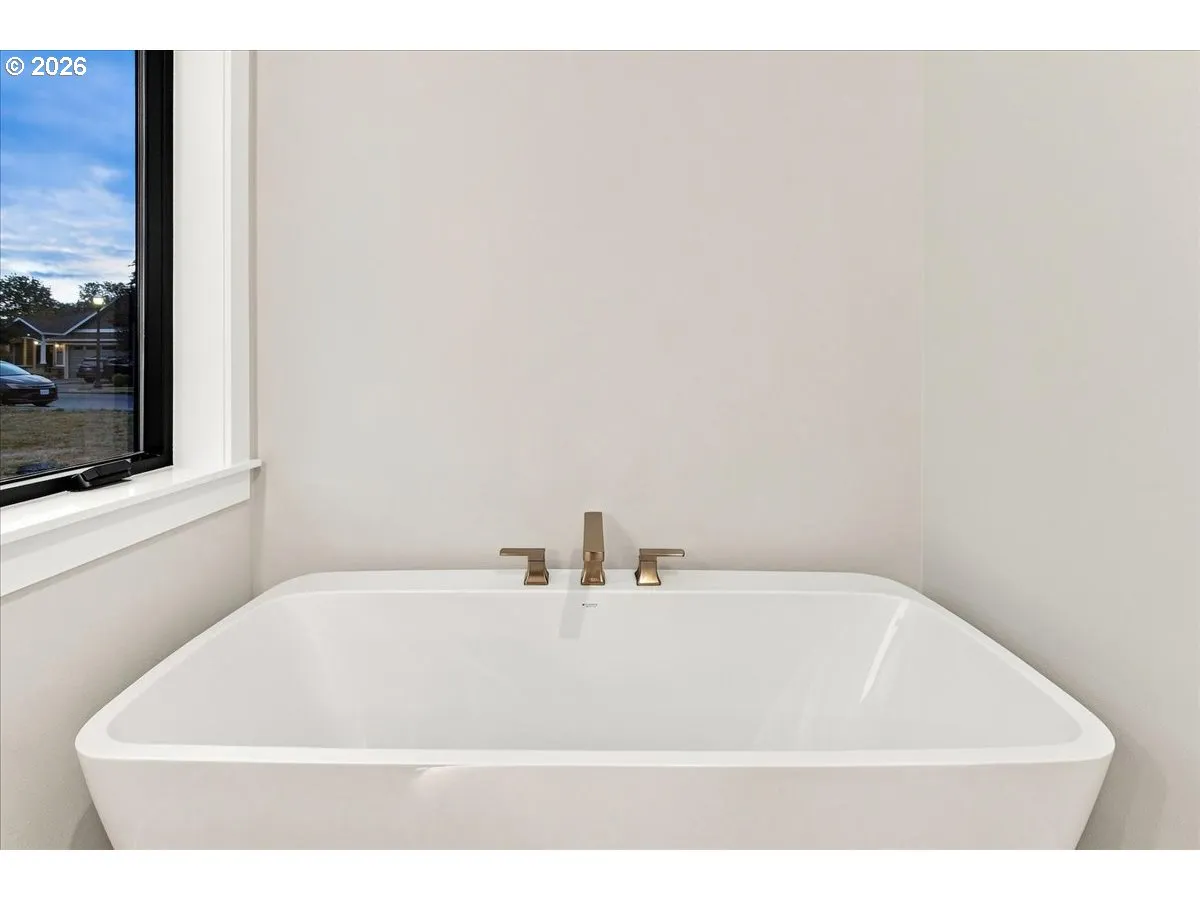 Bathroom, Attached-Garden Tub