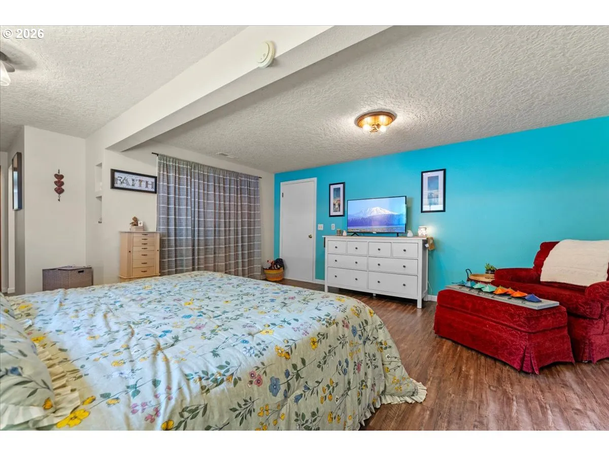 Bedroom, Primary