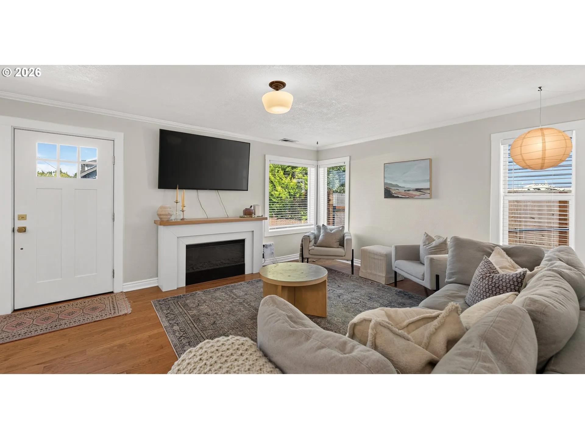 Living Room/Entrance