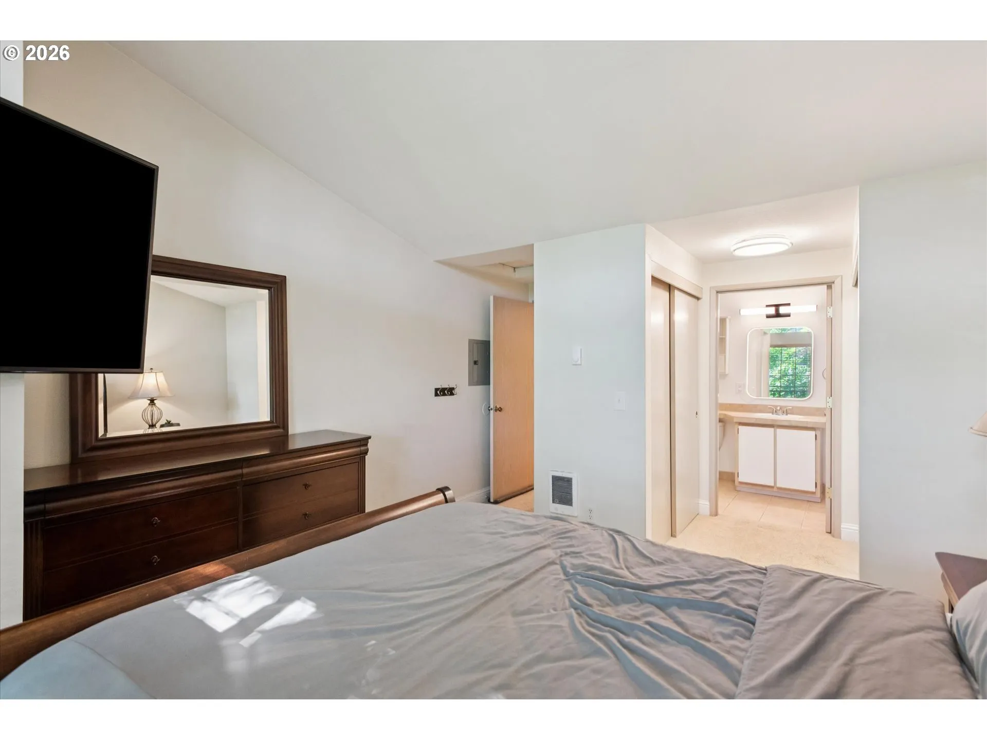 Bedroom, Owner's Suite-Vaulted Ceilings