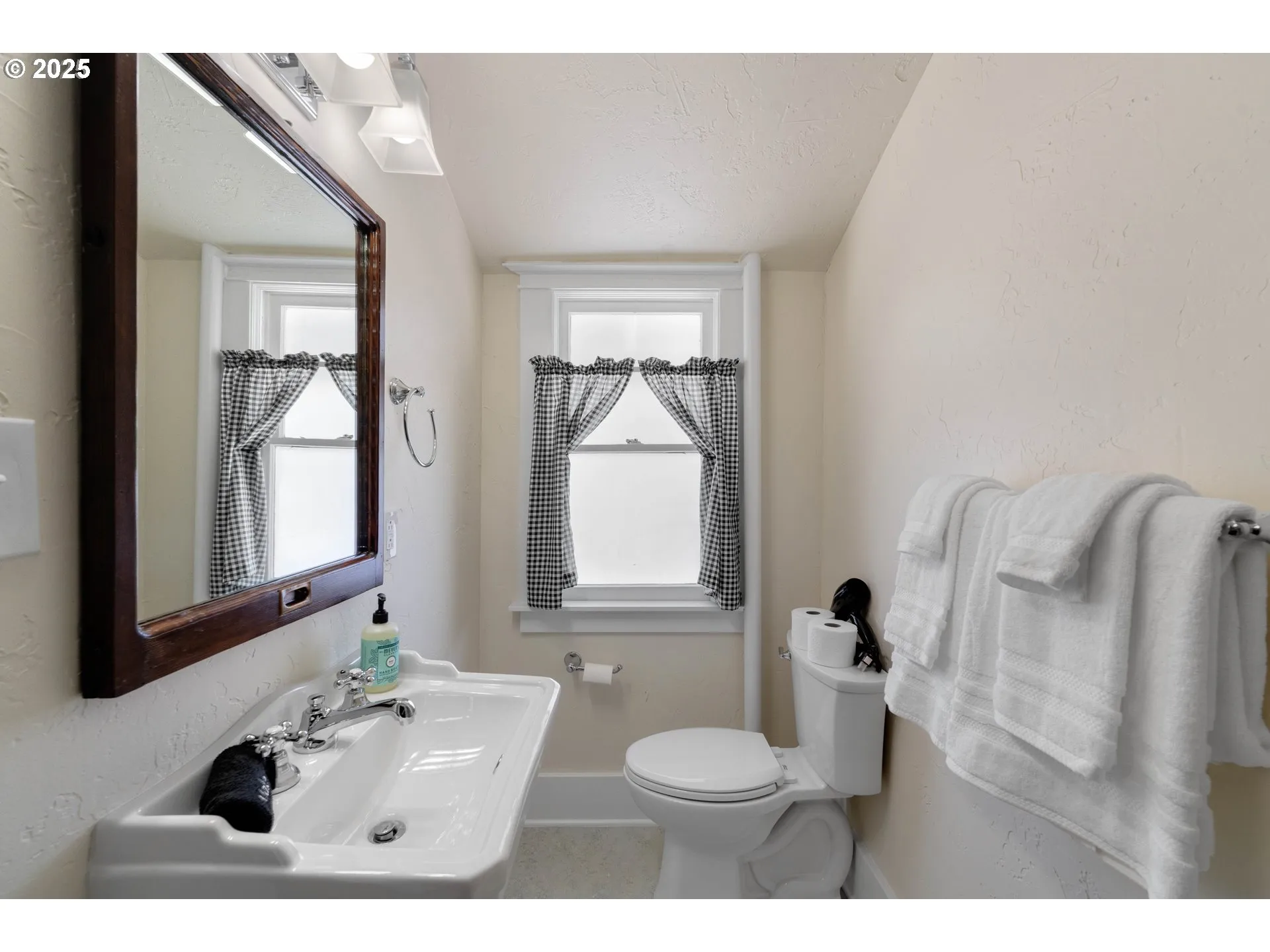 Bathroom, Continental-Upper